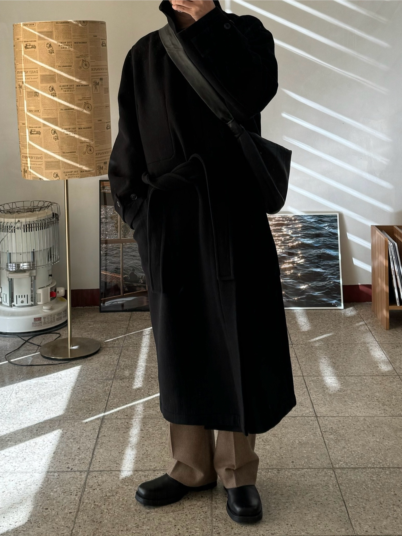 Lemaire Double Wool Wrap Coat Black 착용 스타일 - 1