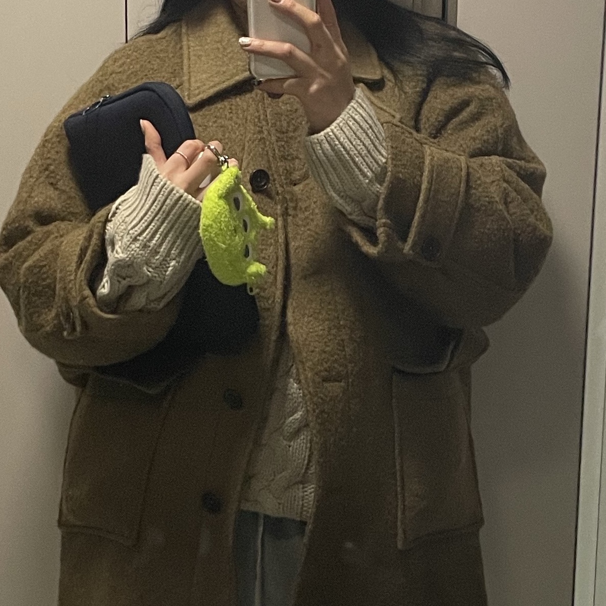 Apple AirPods Pro with MagSafe Charging Case (Korean Ver.), (W) UGG Classic Mini II Boots Chestnut 착용 스타일 - 1