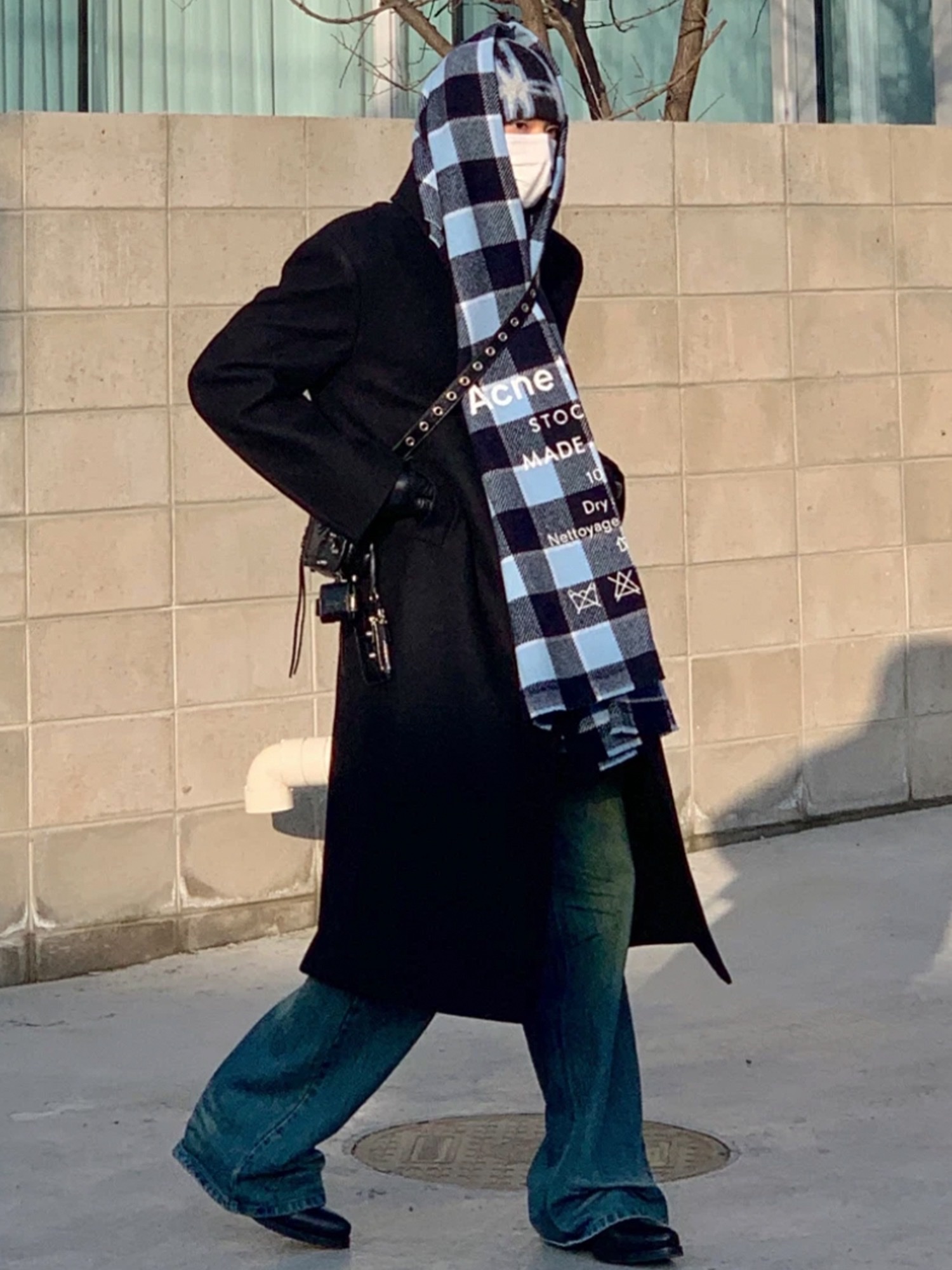 Acne Studios Tartan Check Muffler Blue Beige, Acne Studios Narrow Wool Fringe Muffler Grey Melange 착용 스타일 - 4