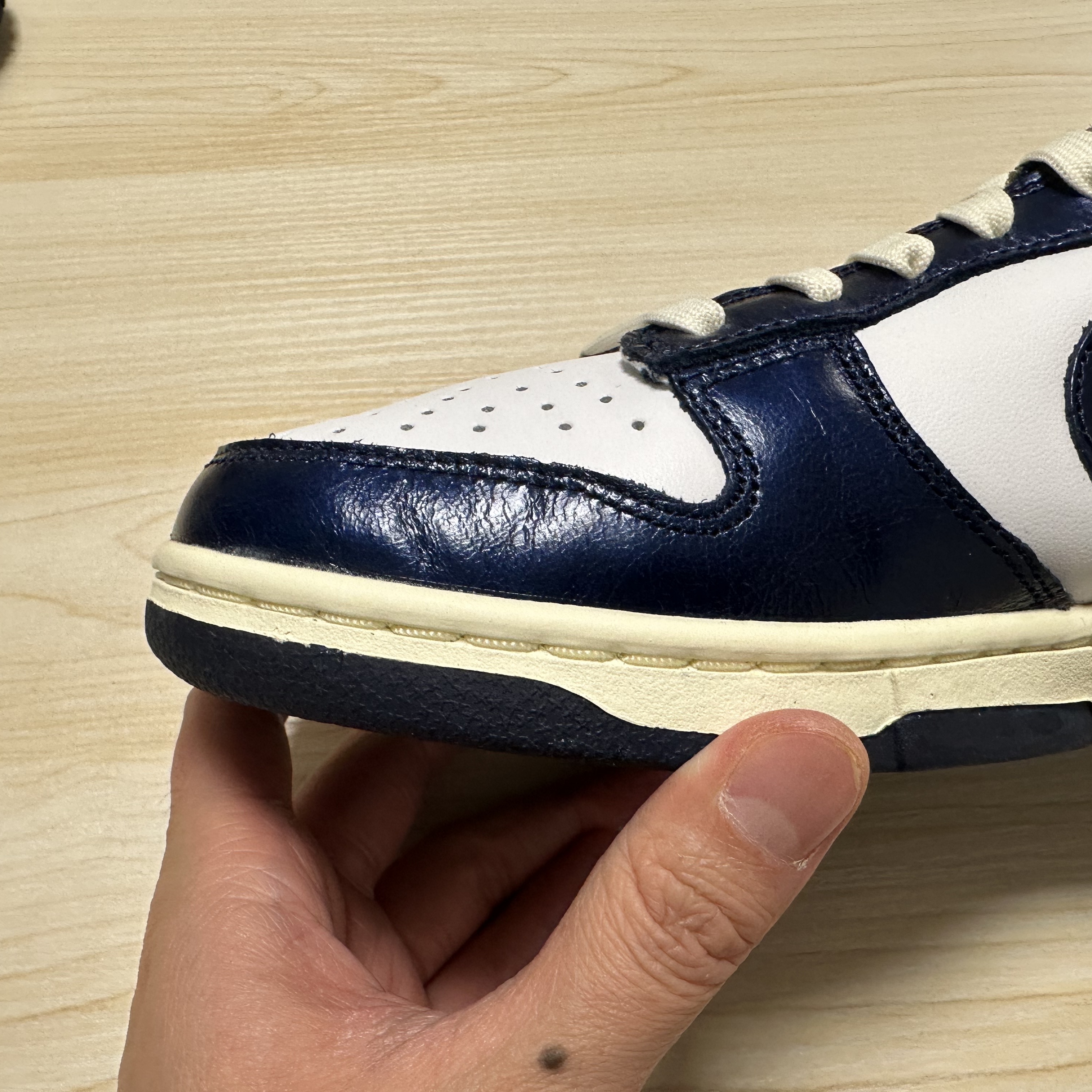 (W) Nike Dunk Low PRM Midnight Navy and White 착용 스타일 - 2
