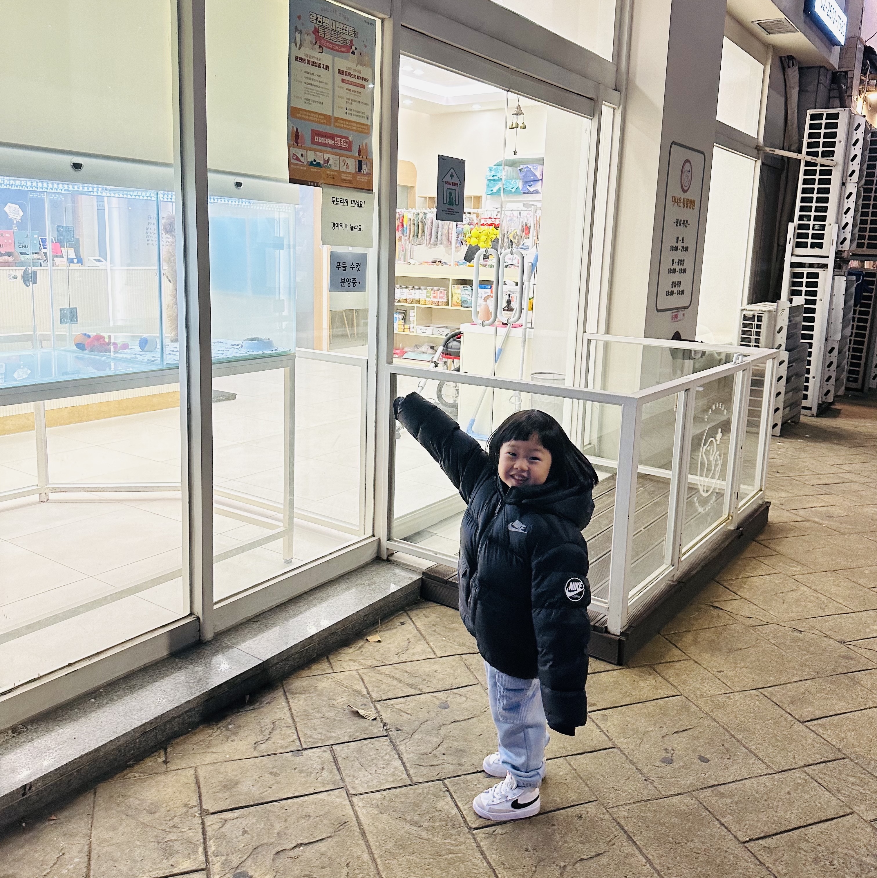 (Kids) Uniqlo UT x Kaws Long Sleeve Sweatshirt Off White, (TD) Nike Blazer Mid '77 White Black 착용 스타일 - 1