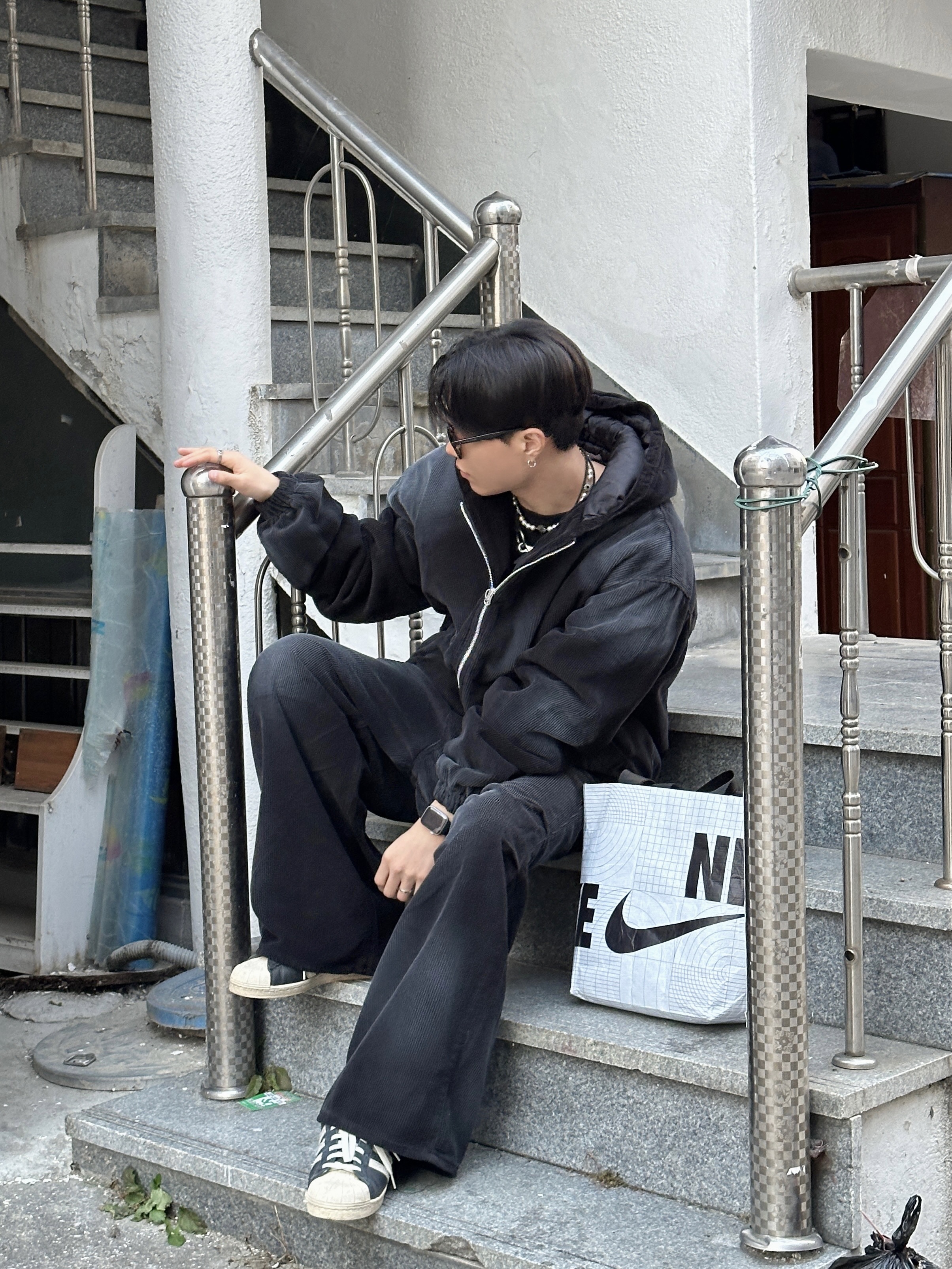 Adidas Superstar 82 Black White 착용 스타일 - 1