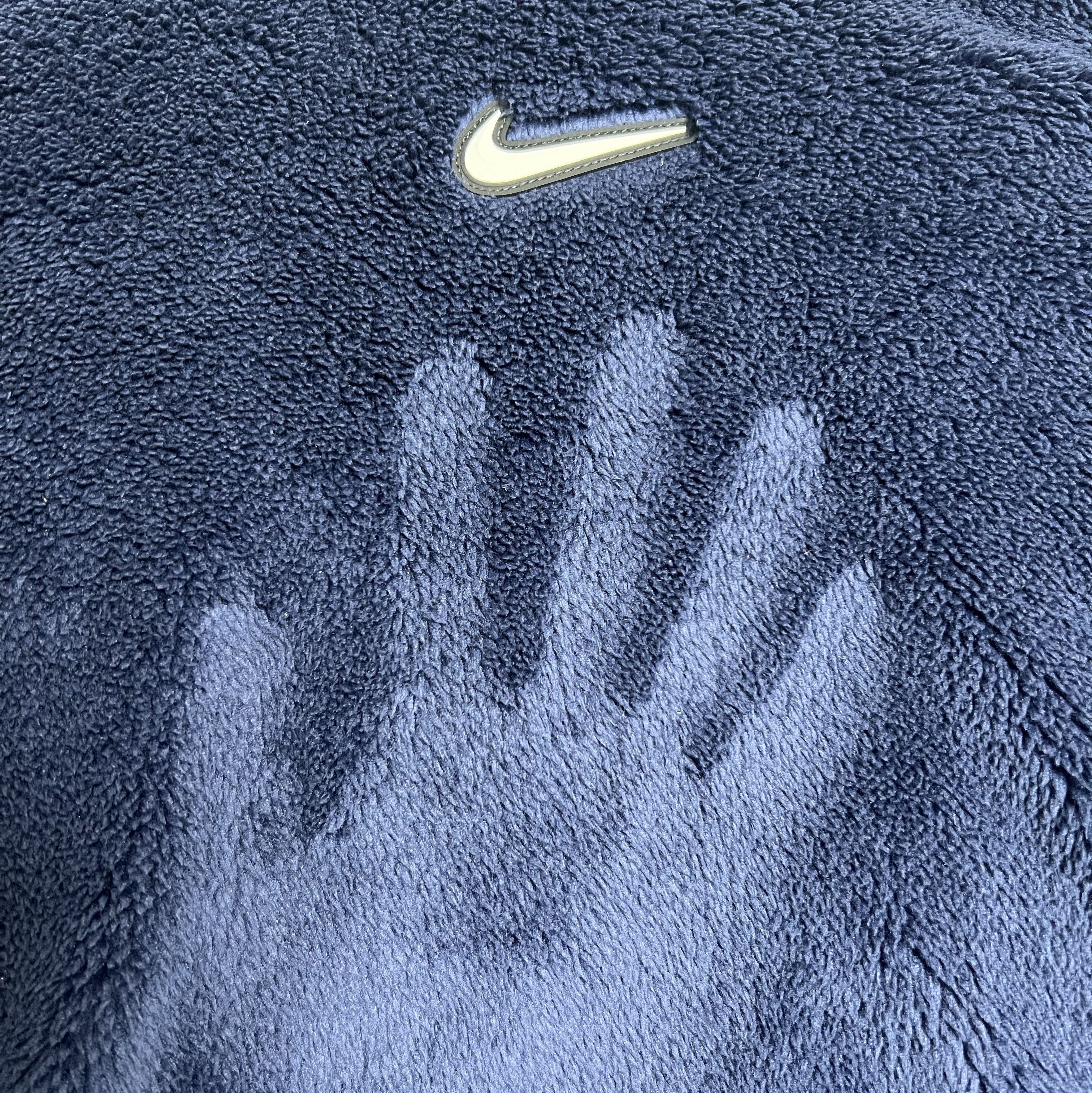 (W) Nike x Drake Nocta 8K Peaks Fleece Hoodie Midnight Navy (DV3645-410) 착용 스타일 - 3