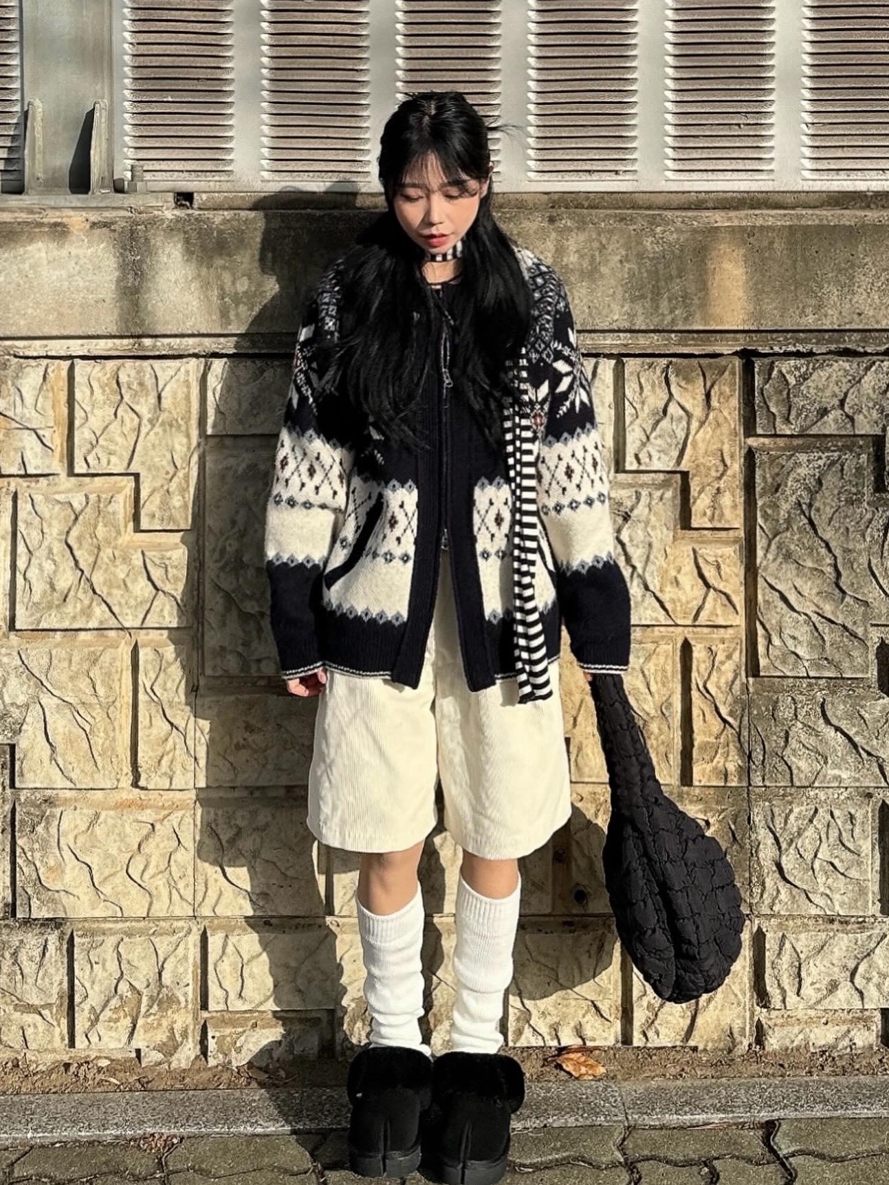 Millo Women Snow Jaquard Knit Zip-up Ivory, COS Quilted Mini Bag Black 착용 스타일 - 1