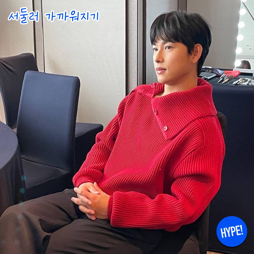 Jacquemus La Maille Vega Asymmetric Mock-Neck Sweater Dark Red, Wooyoungmi Wool Cropped Jumper Beige - 22FW 착용 스타일 - 6
