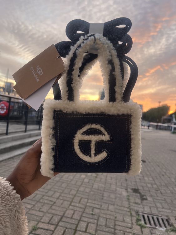 Telfar x UGG Small Shopping Bag Denim 착용 스타일 - 2