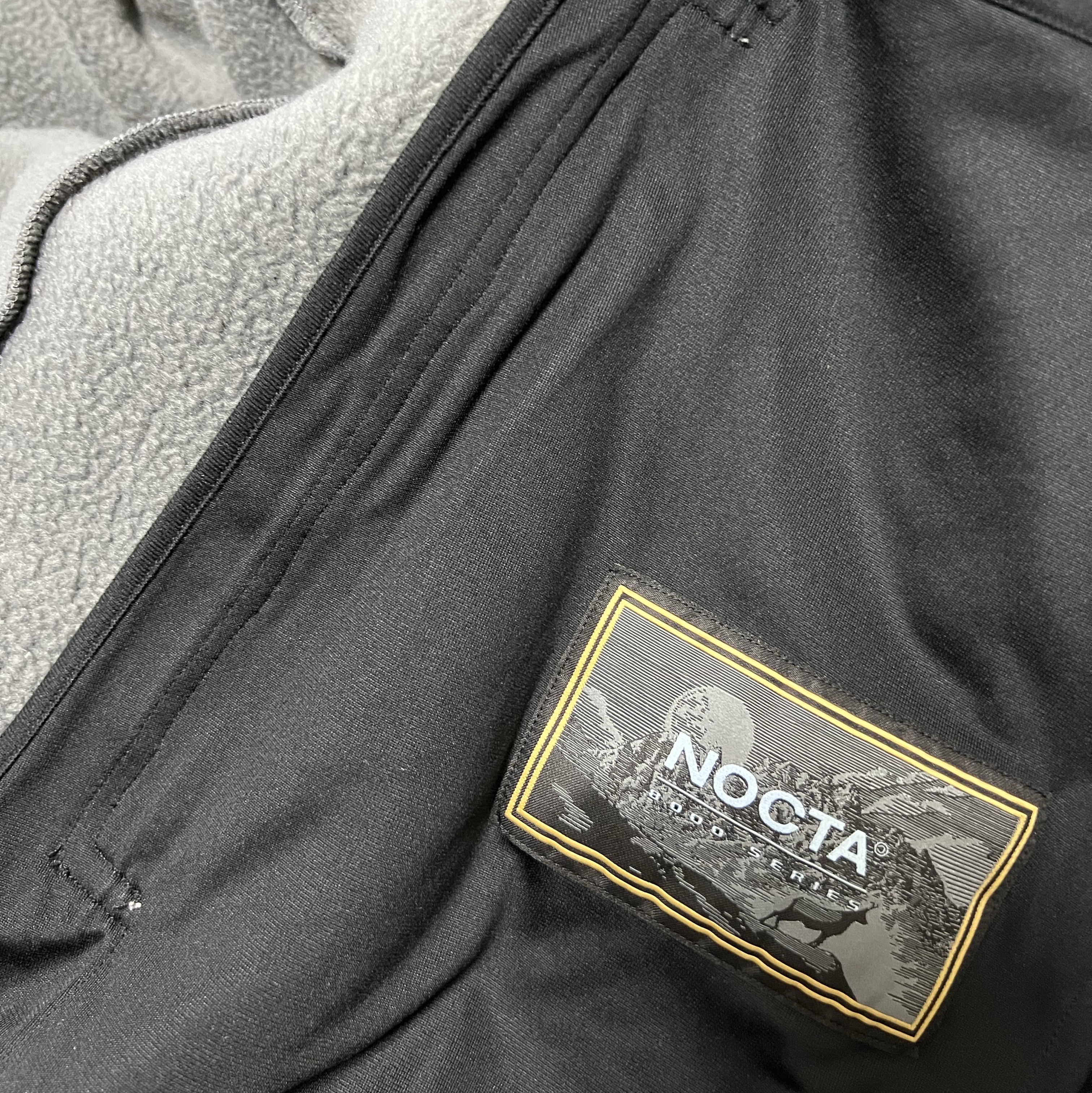 Nike x Drake Nocta 8K Peaks Track Jacket Iron Grey (DV3635-068) 착용 스타일 - 4