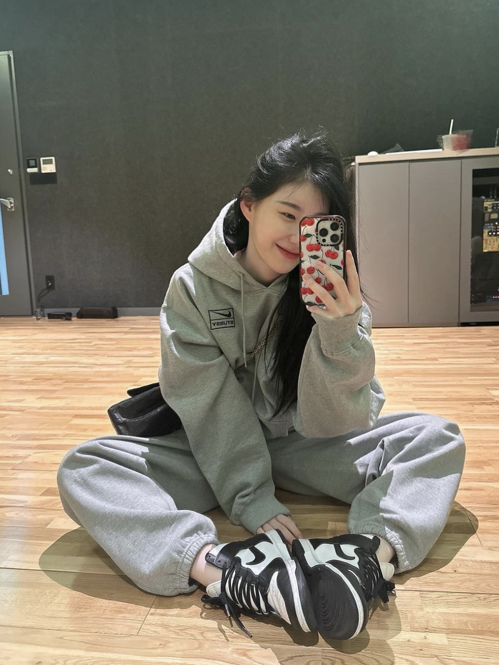 Supreme Raised Script Hooded Sweatshirt Heather Grey - 23FW, Nike x Stussy NRG RA Washed Pullover Hoodie Black (DN4029-010) 착용 스타일 - 3