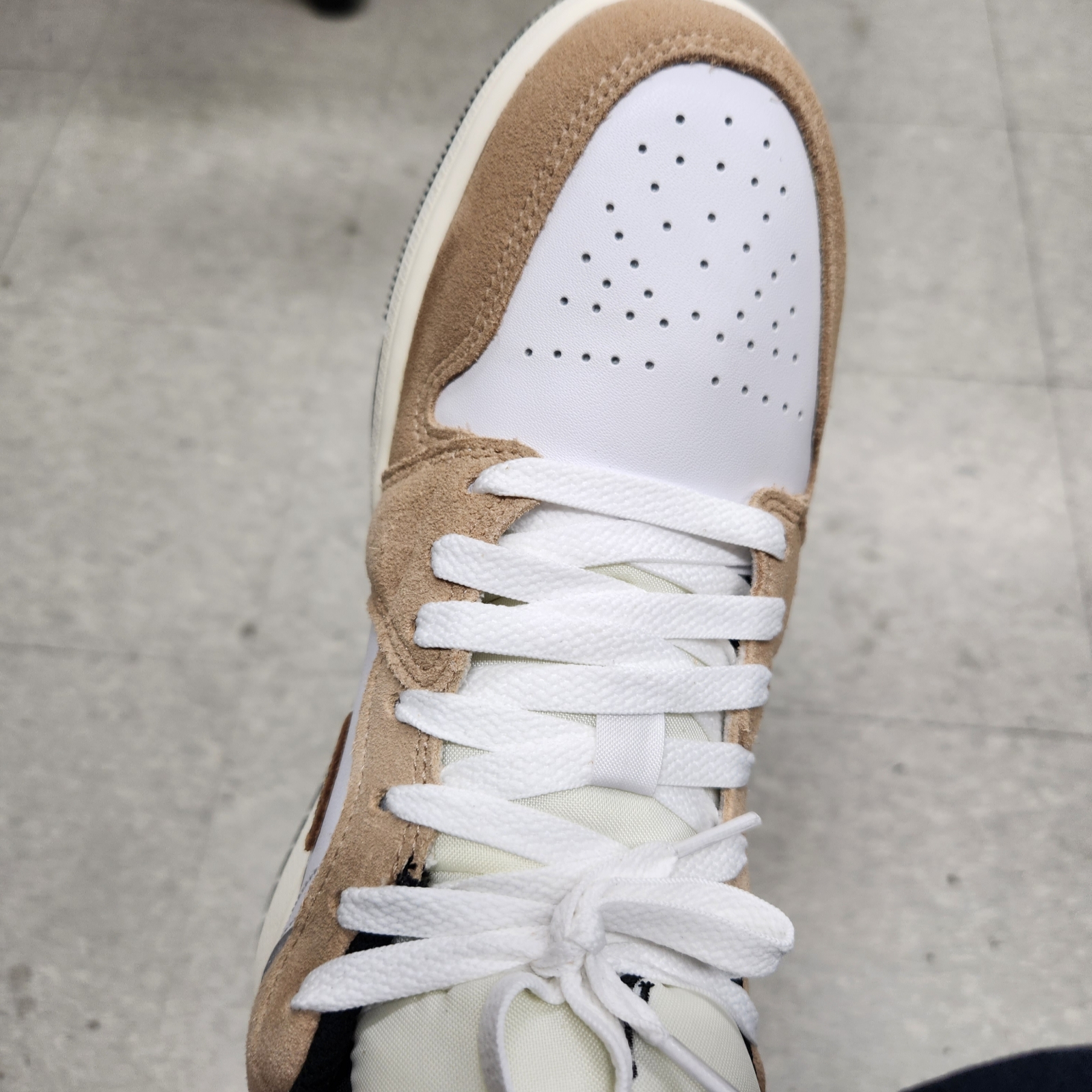 Jordan 1 Low SE Brown Elephant 착용 스타일 - 1