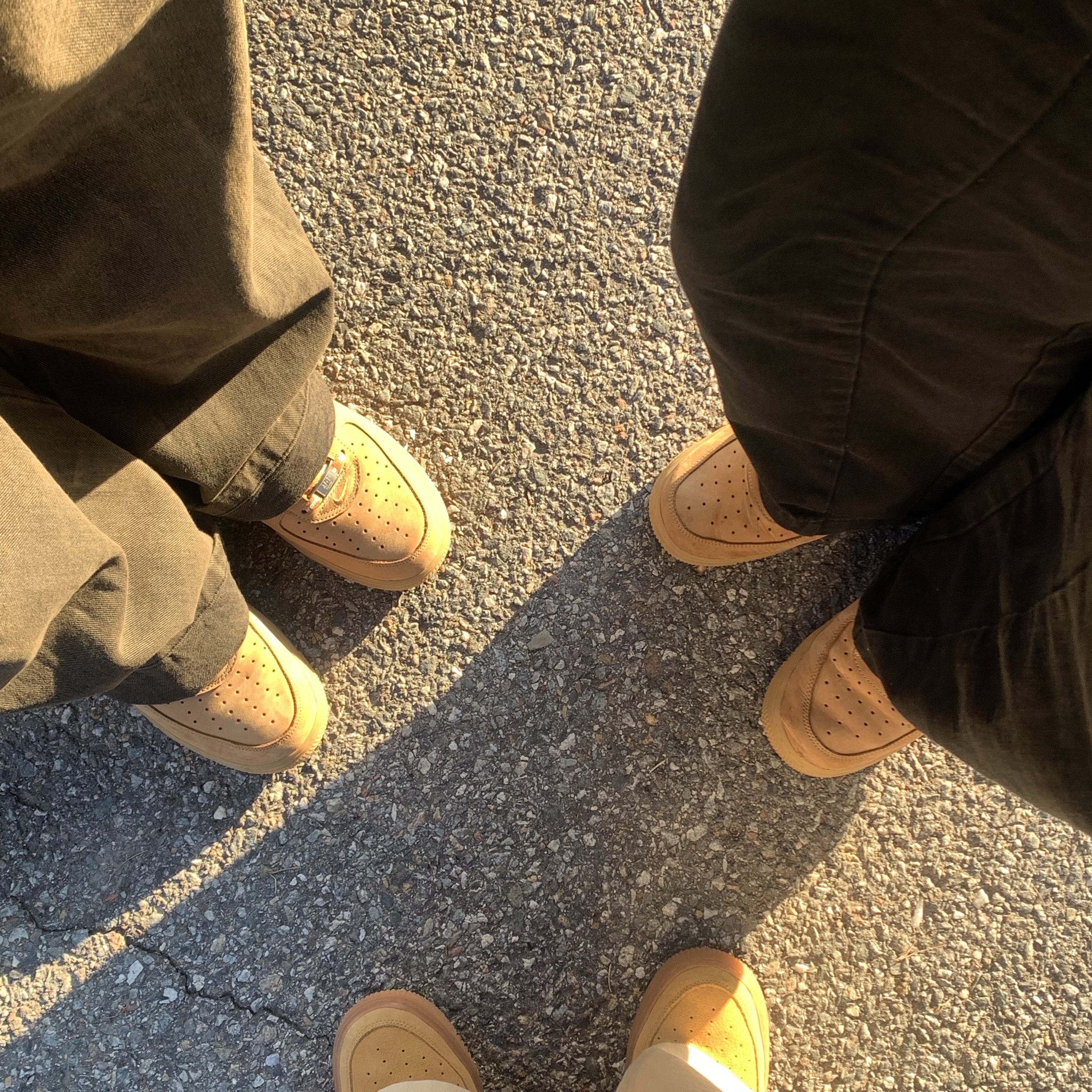 Nike x Supreme Air Force 1 Low Flax, (GS) Nike Air Force 1 LV8 3 Wheat 착용 스타일