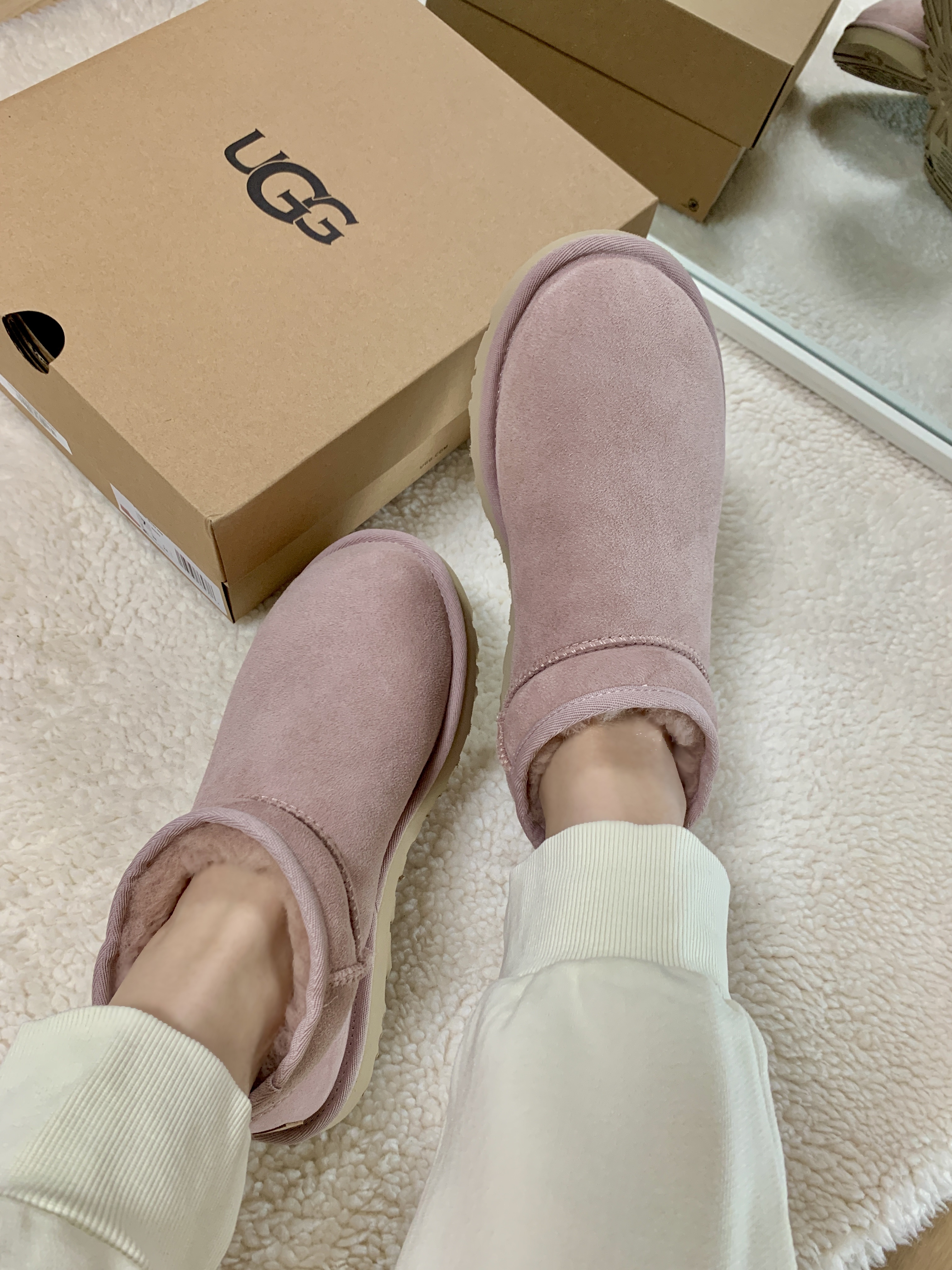(W) UGG Classic Ultra Mini Rose Grey 착용 스타일 - 1