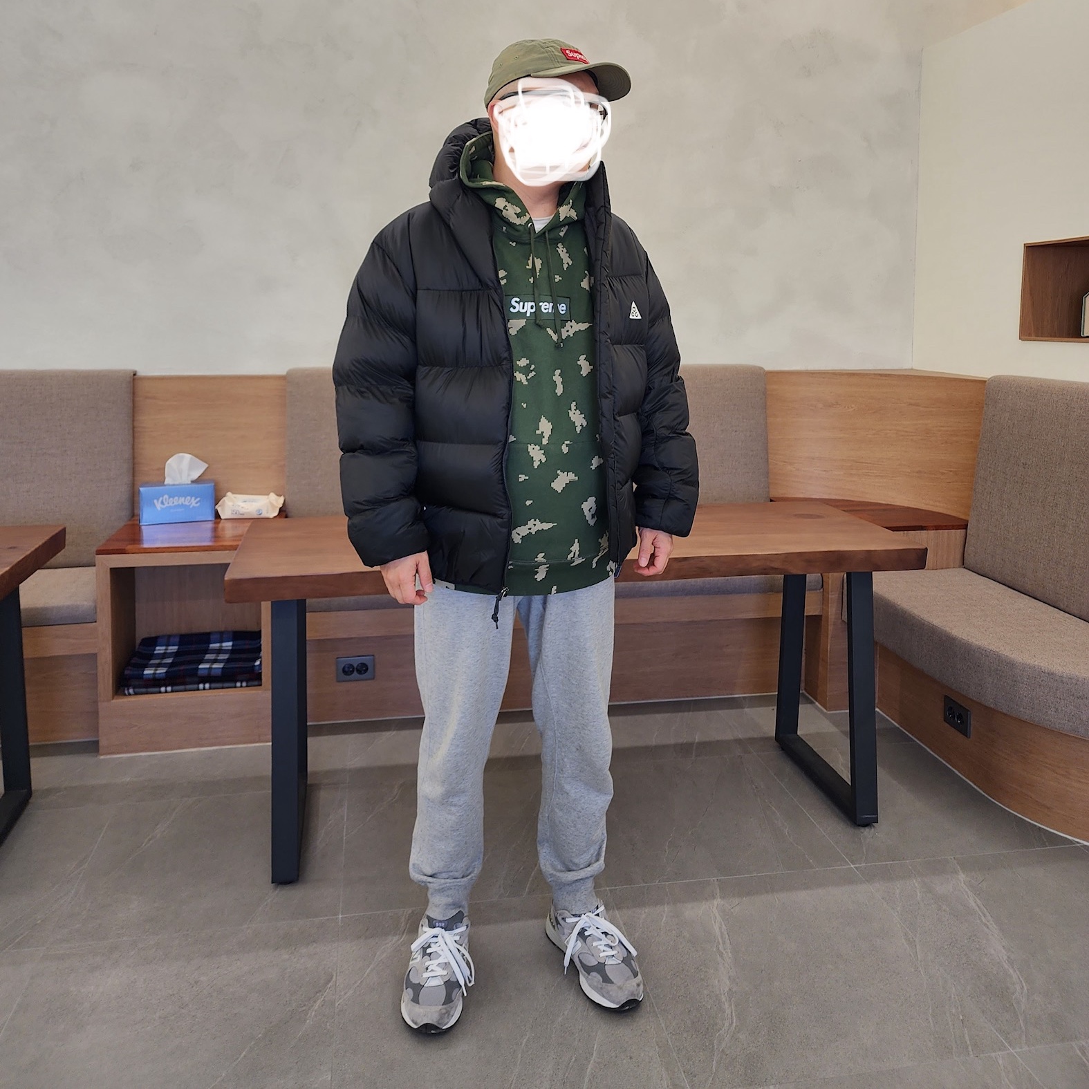 Supreme Box Logo Hooded Sweatshirt Olive Russian Camo - 21FW, New Balance 992 Made in USA Grey - D Standard 착용 스타일