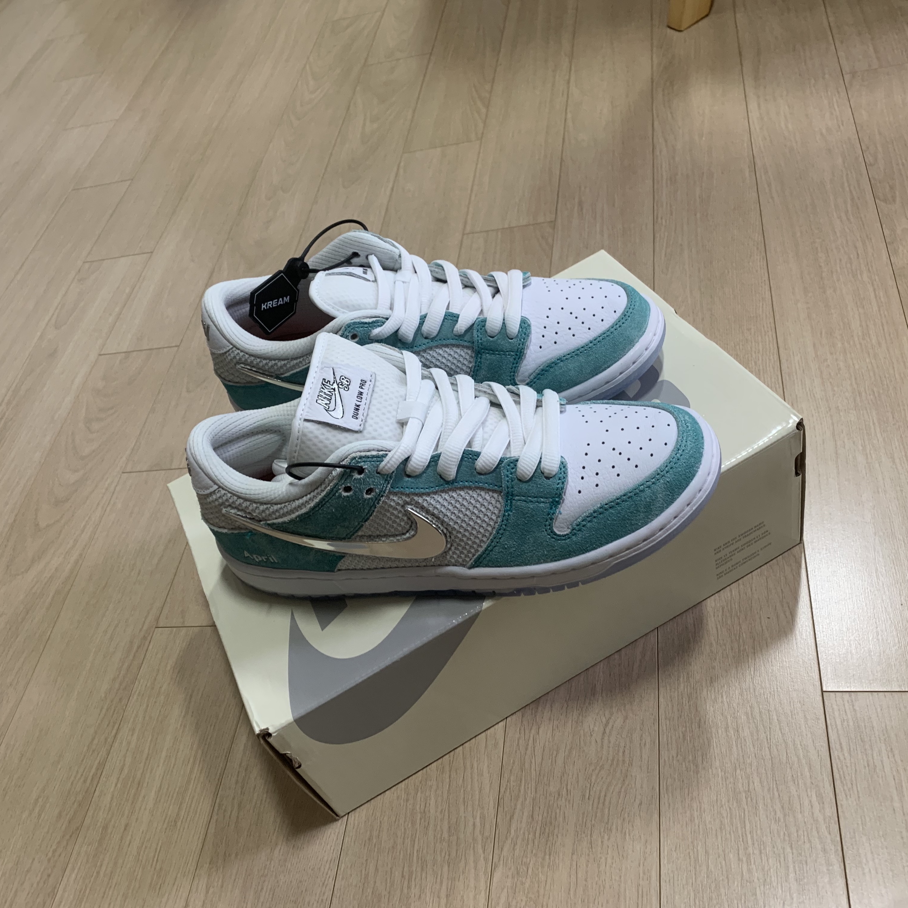 Nike x April Skateboards SB Dunk Low Pro QS Racer Blue Metallic Silver 착용 스타일 - 3