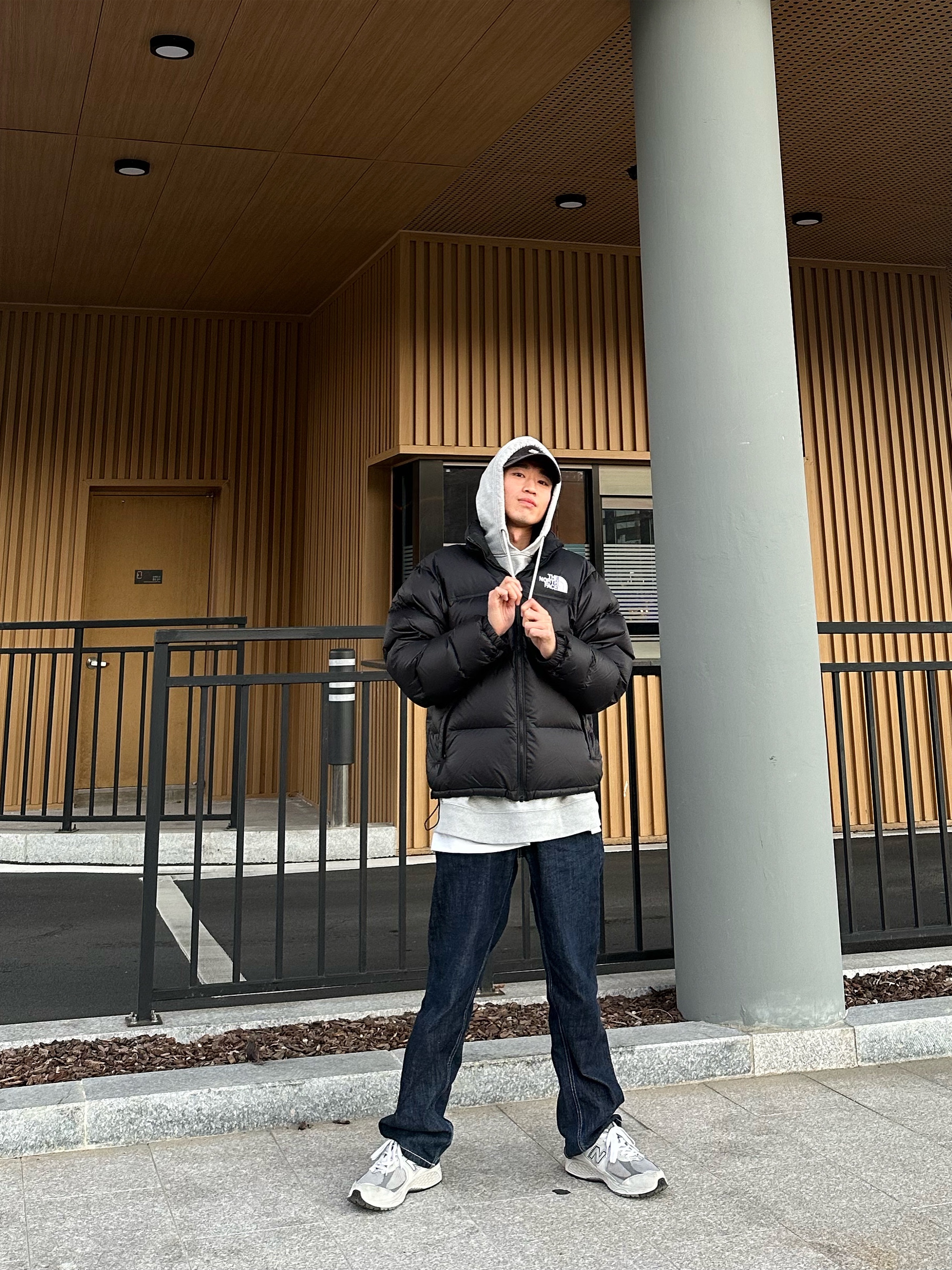 The North Face 1996 Eco Nuptse Jacket Black, New Balance 2002R T2 Gray 착용 스타일 - 1