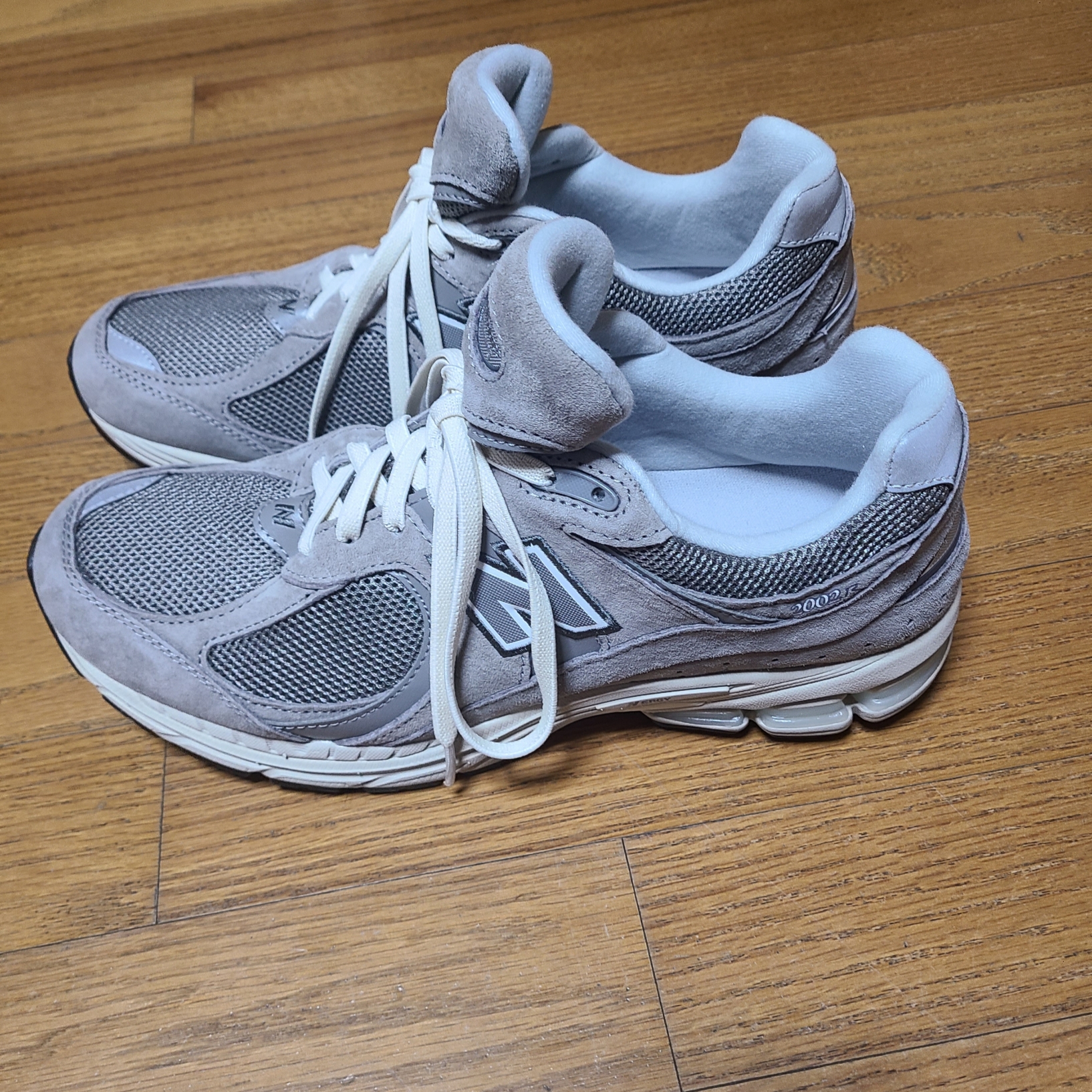 New Balance 2002R Grey 착용 스타일 - 1