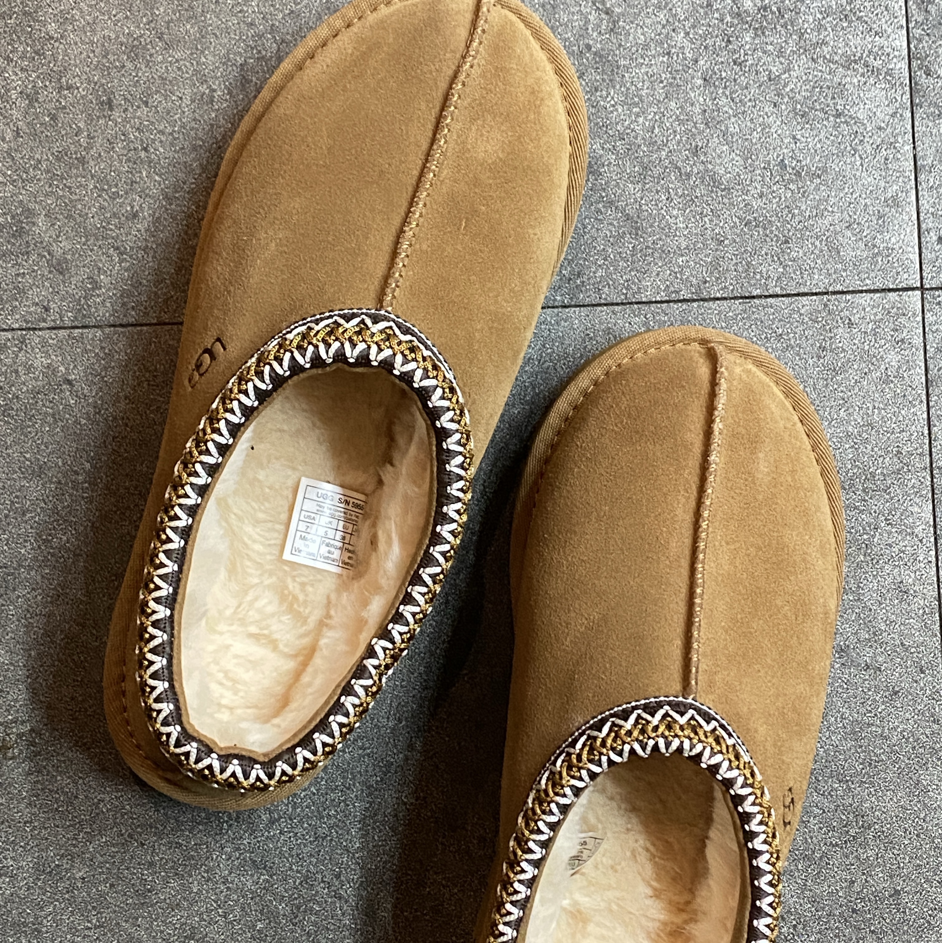 (W) UGG Tasman Slipper Chestnut 착용 스타일 - 3