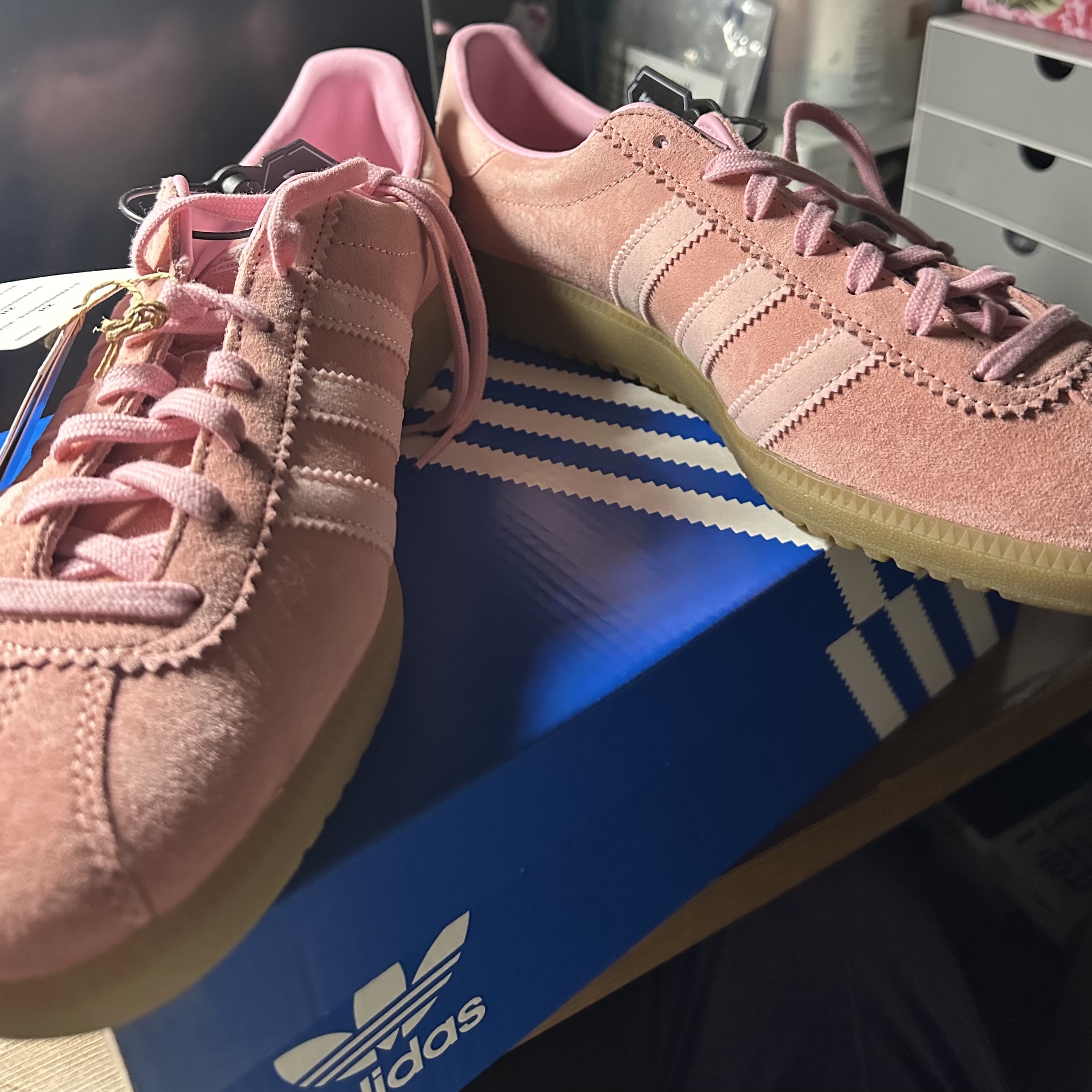 Adidas Bermuda Glow Pink 착용 스타일 - 1