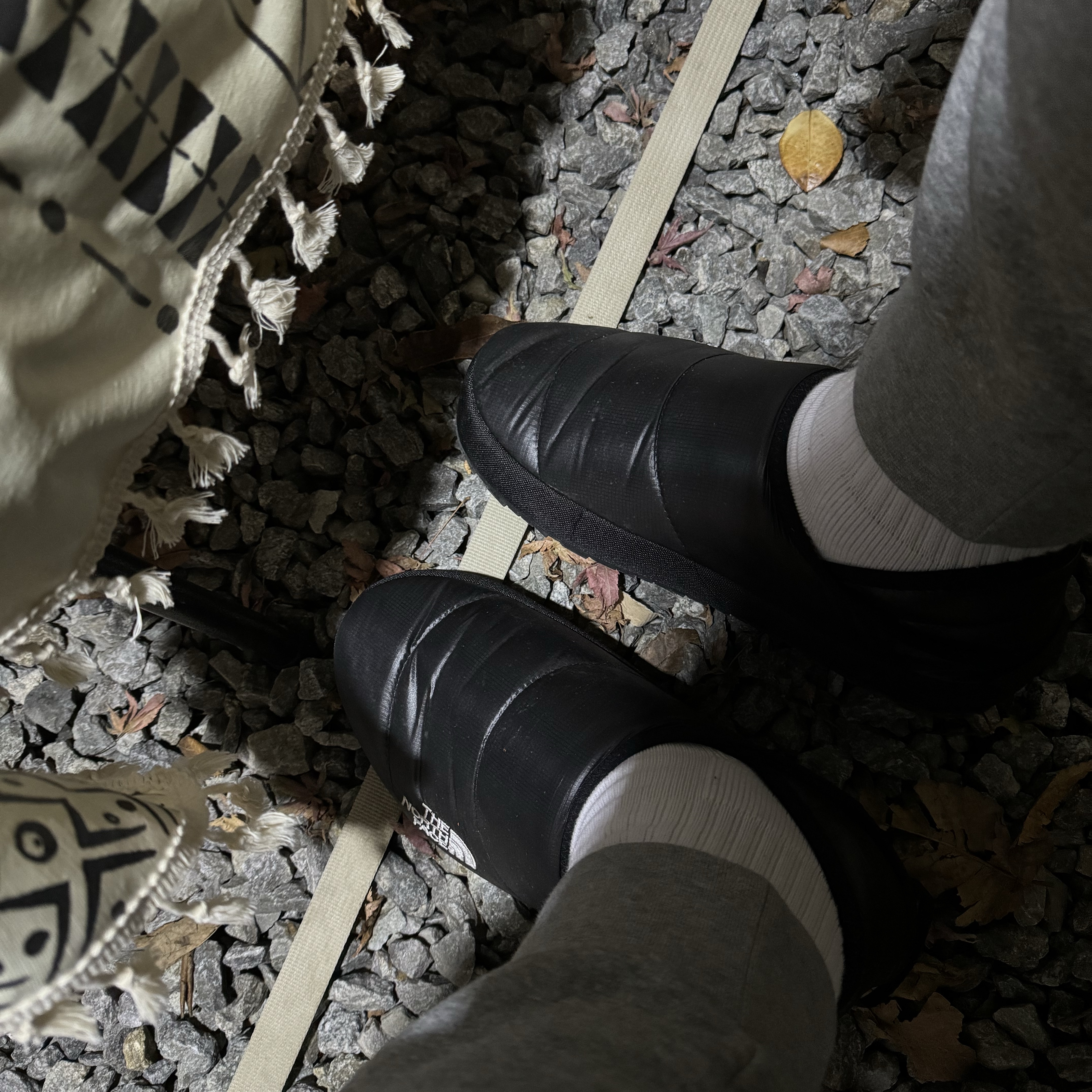 The North Face Nuptse Mule Black 착용 스타일 - 2