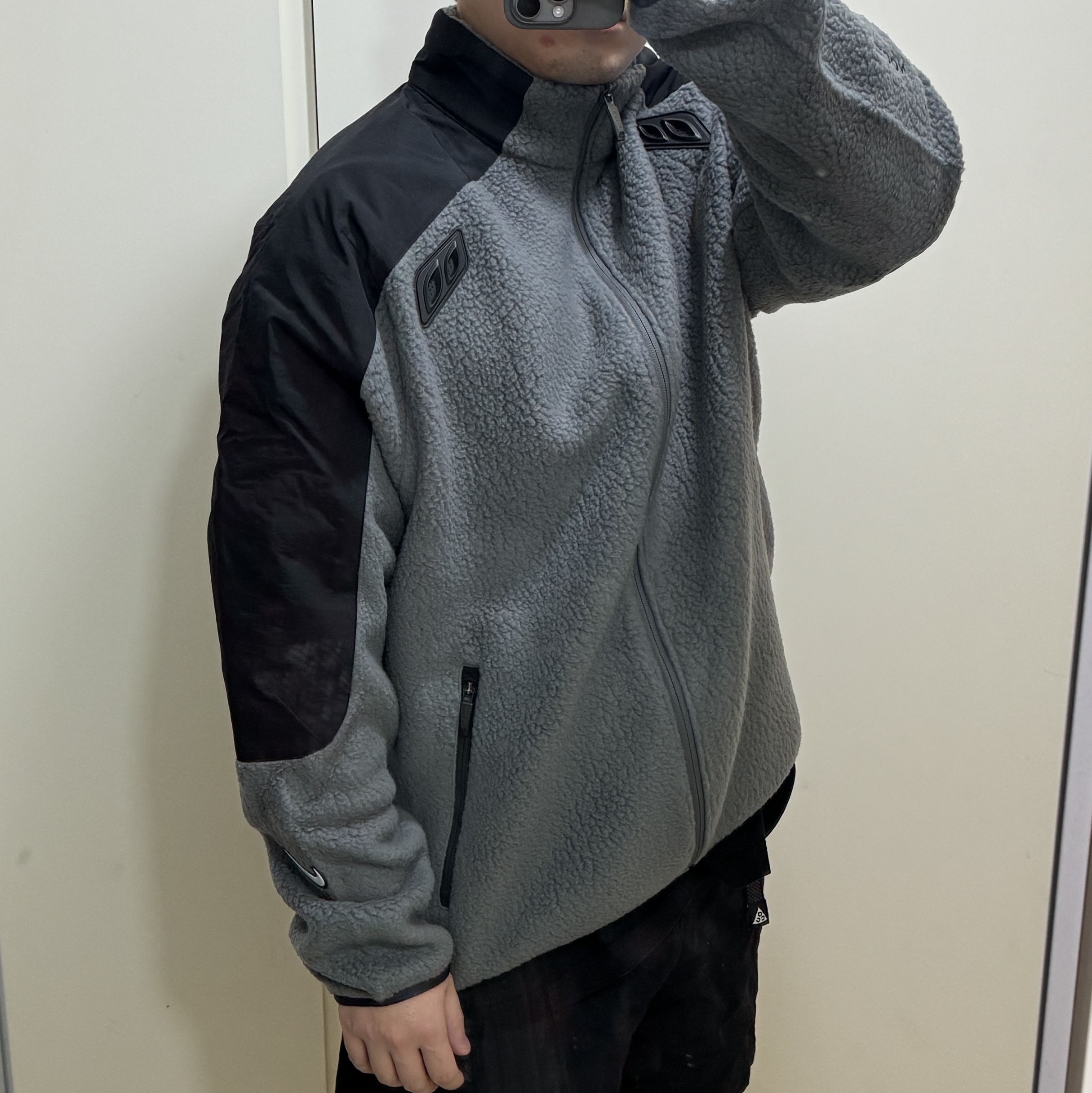 Nike x Drake Nocta 8K Peaks Track Jacket Iron Grey (DV3635-068) 착용 스타일 - 3