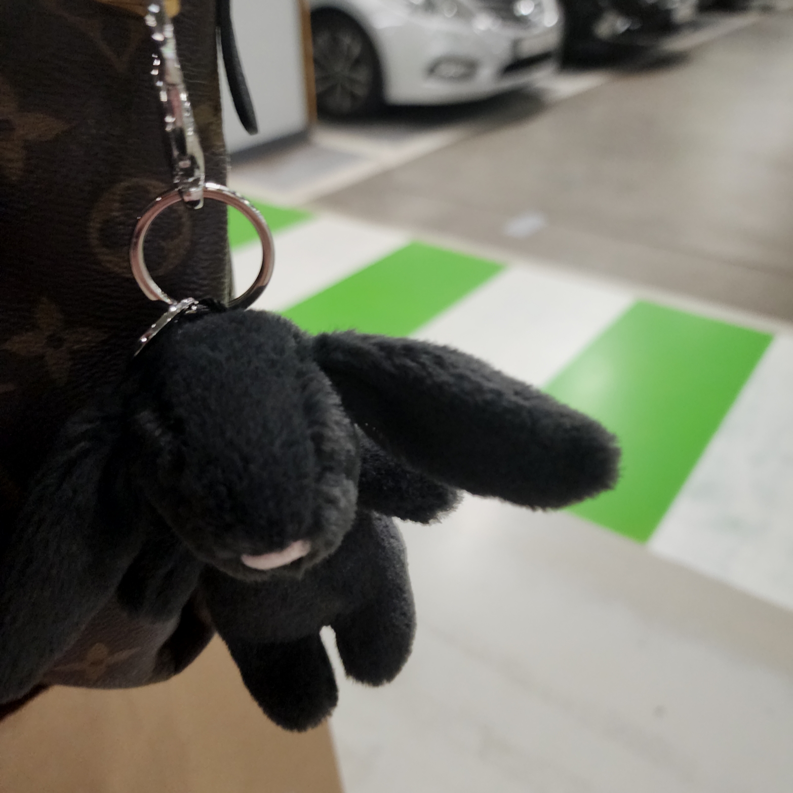 Jellycat Bashful Bunny Bag Charm Ink 착용 스타일 - 2