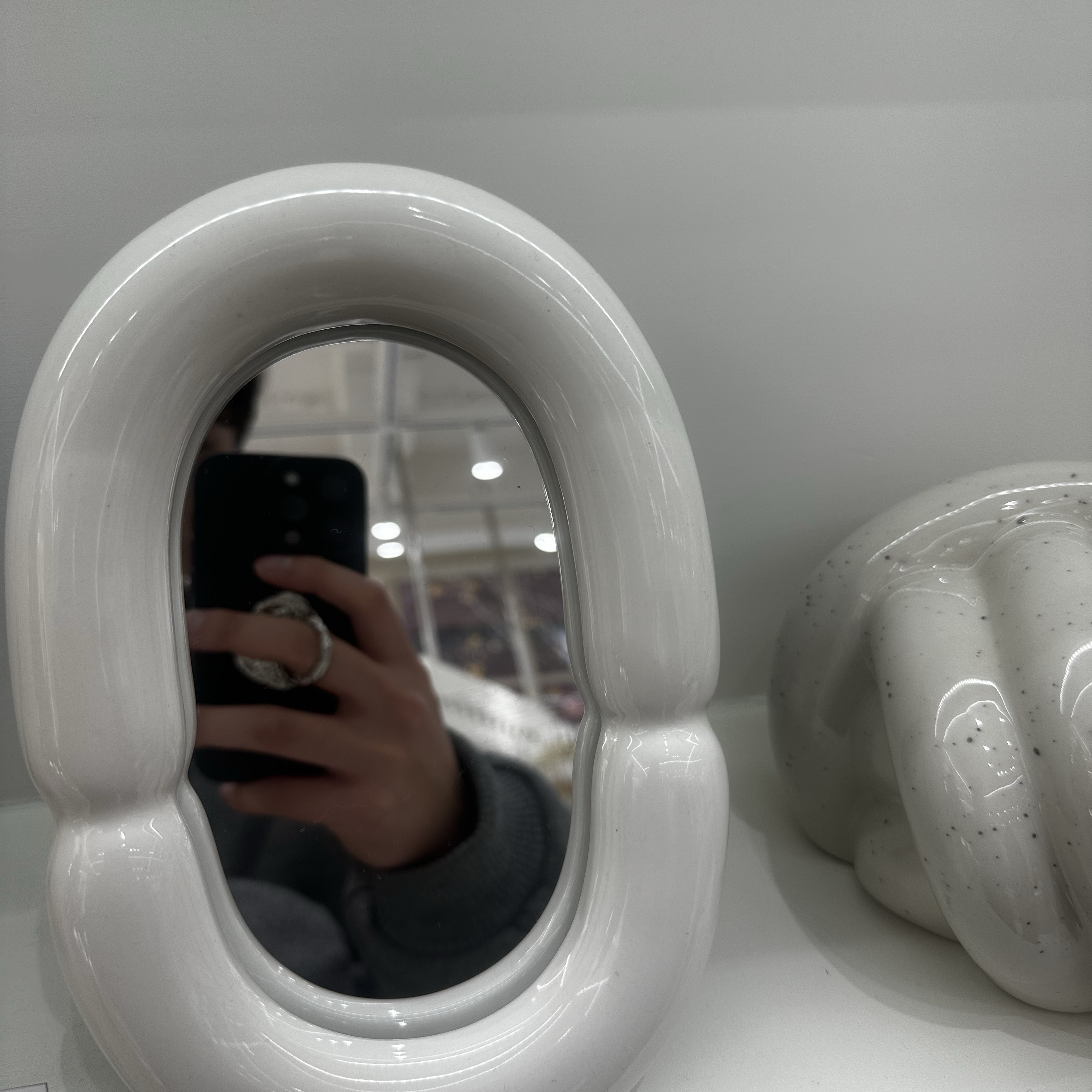 Aviemuah Ave Phone Knob Rhodium 착용 스타일