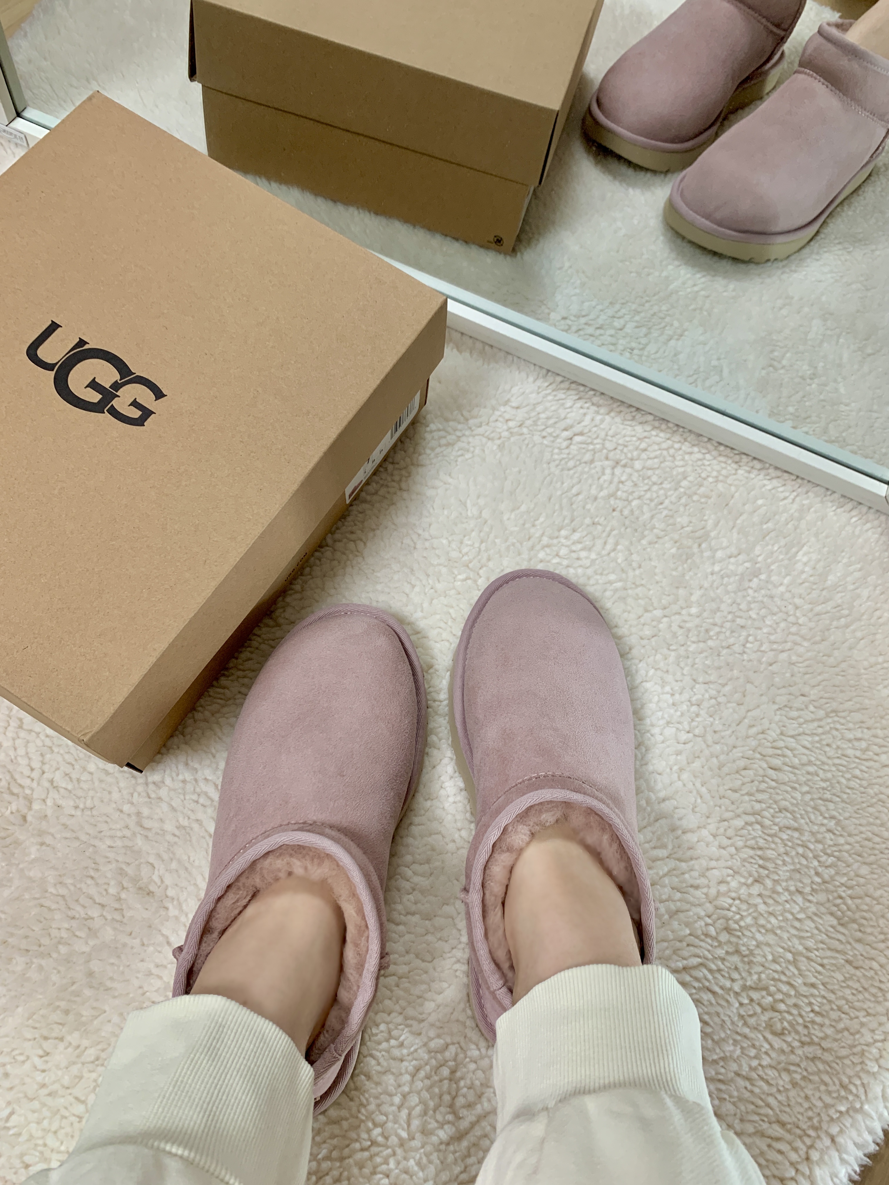 (W) UGG Classic Ultra Mini Rose Grey 착용 스타일 - 5