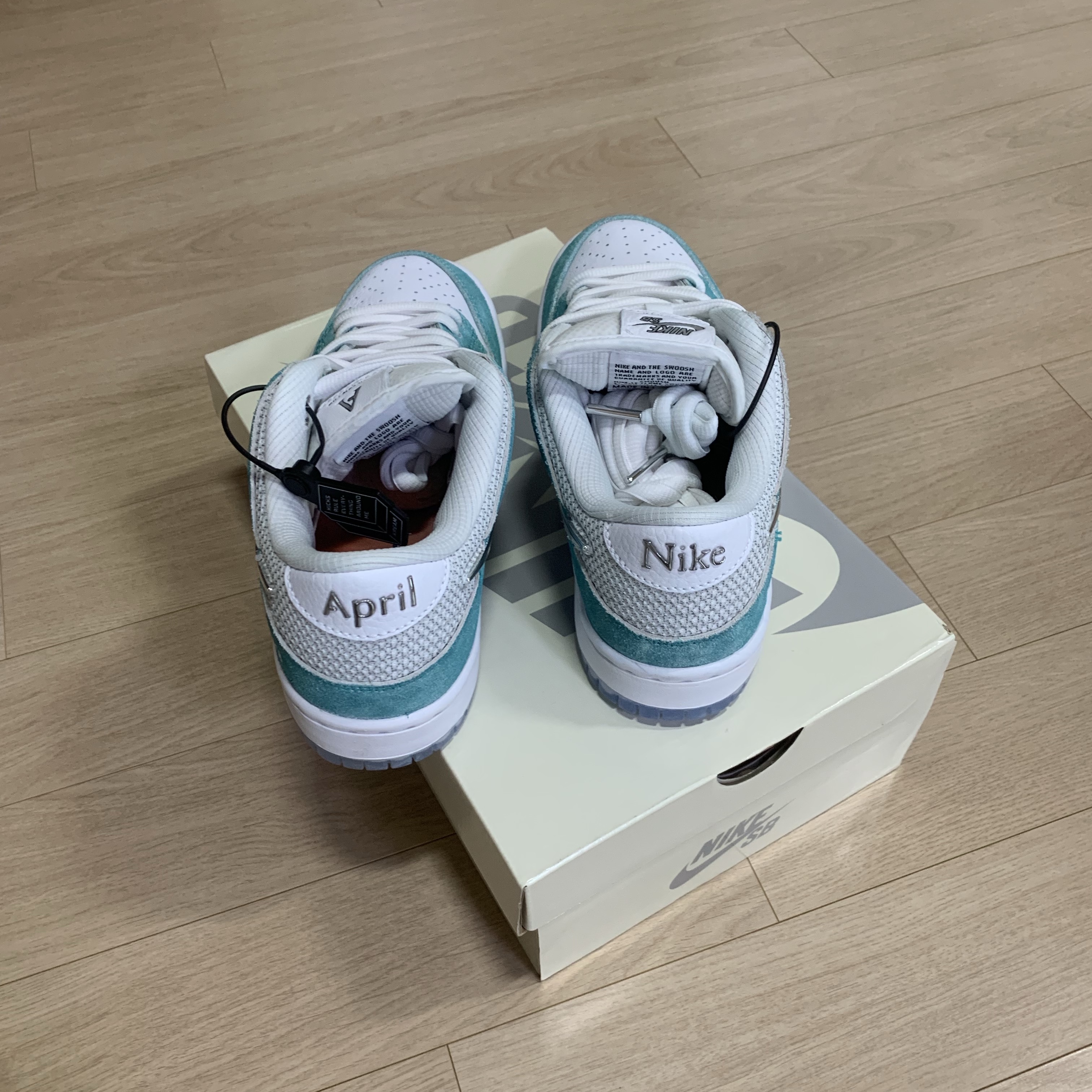 Nike x April Skateboards SB Dunk Low Pro QS Racer Blue Metallic Silver 착용 스타일 - 5
