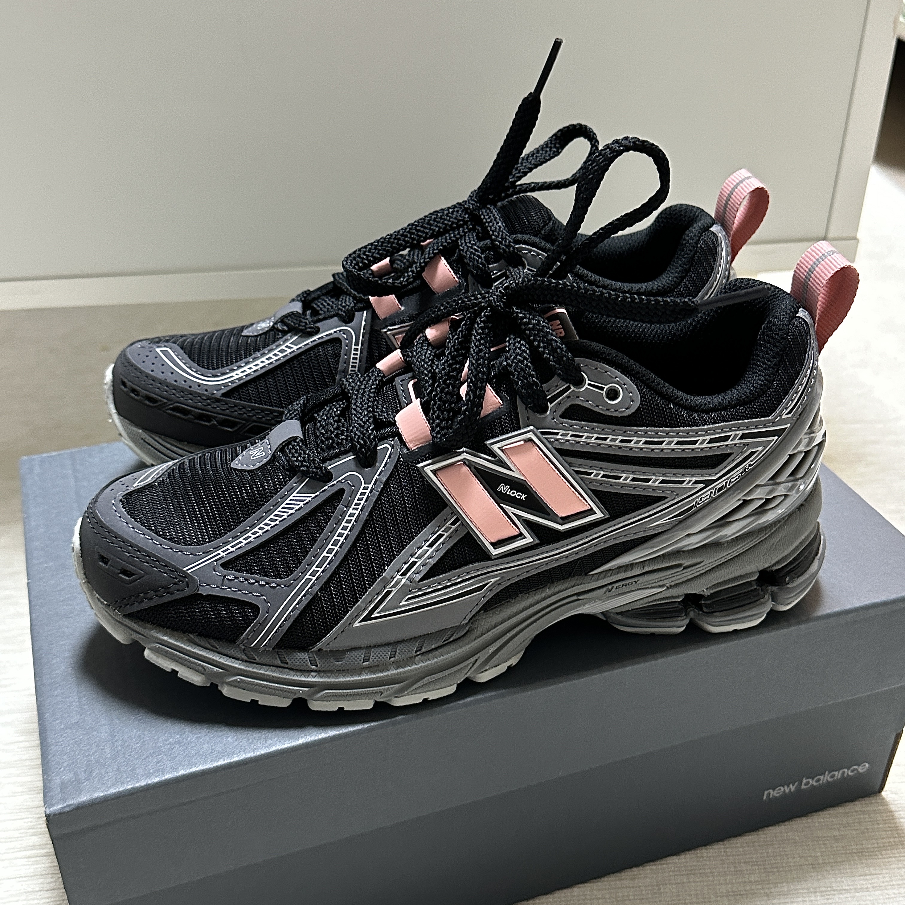 New Balance 1906R Black Pink Moon 착용 스타일 - 1