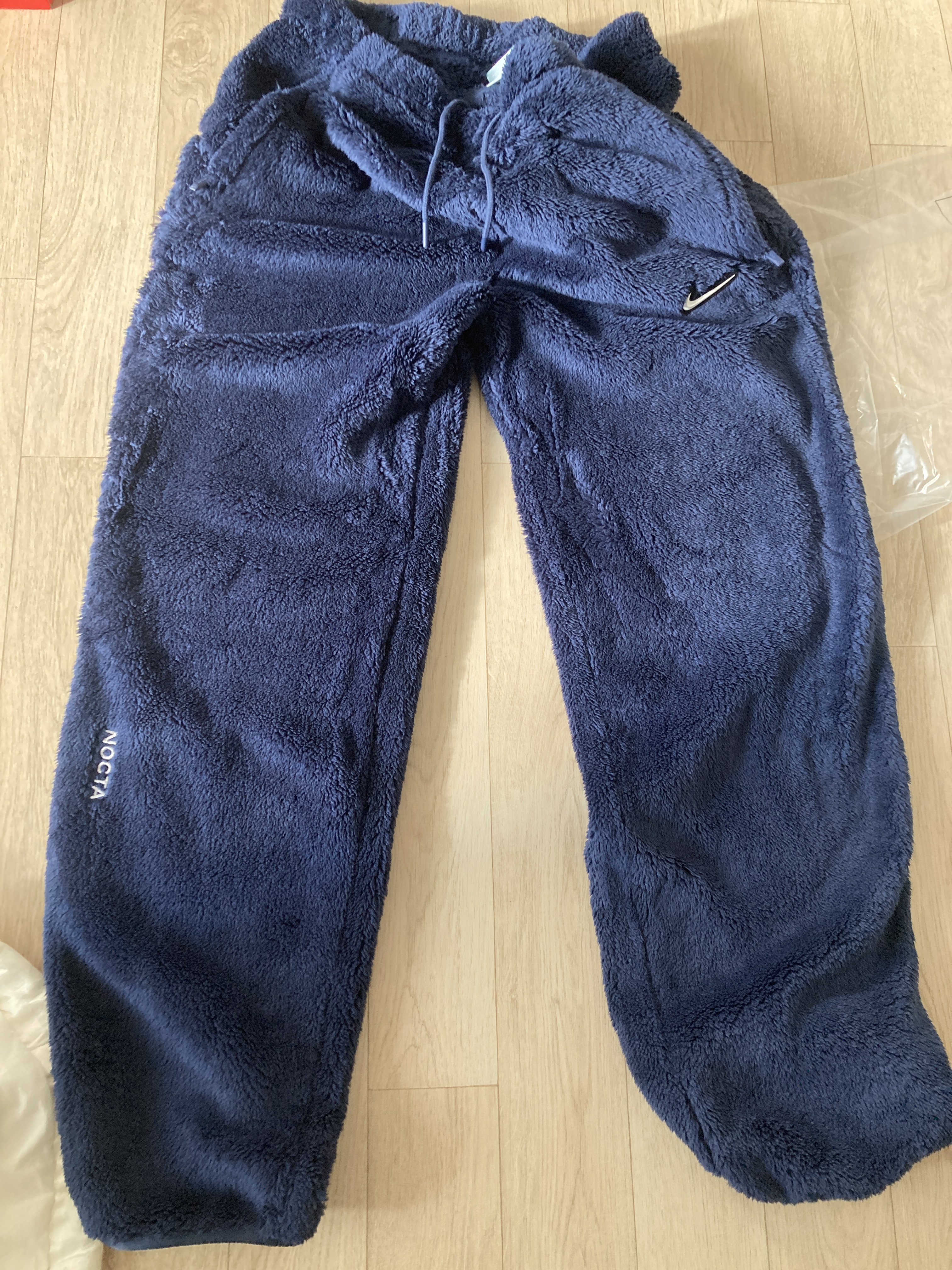 (W) Nike x Drake Nocta 8K Peaks Fleece Pants Midnight Navy (DV3643-410) 착용 스타일 - 1