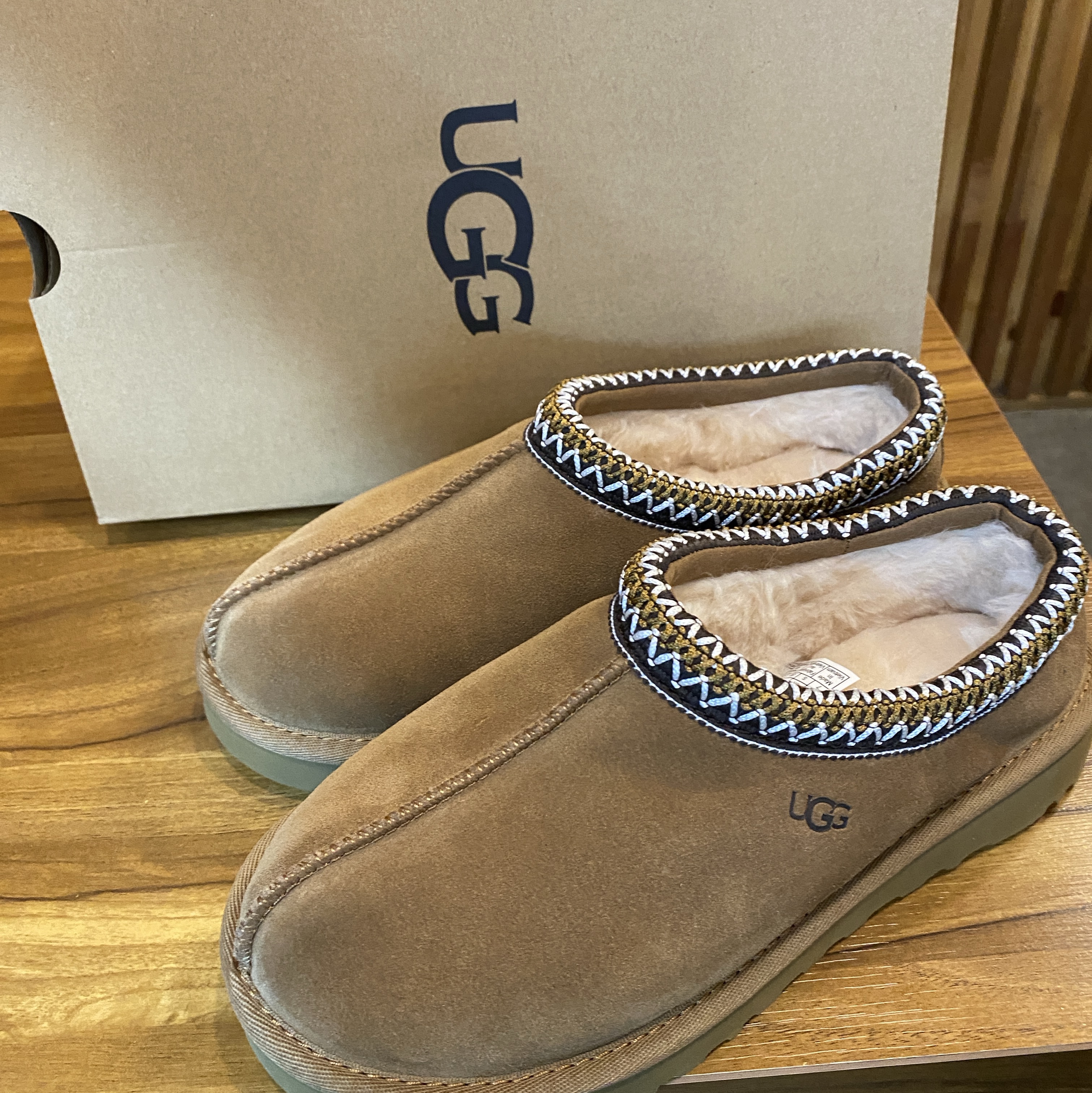 (W) UGG Tasman Slipper Chestnut 착용 스타일 - 1