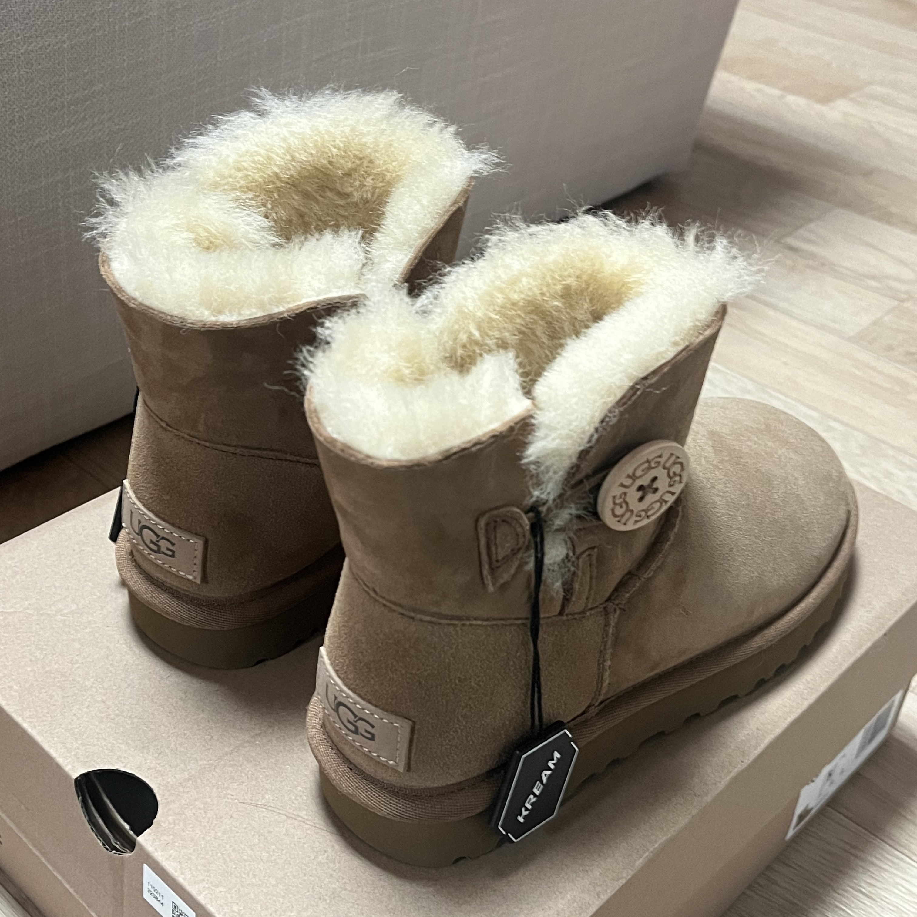 (W) UGG Mini Bailey Button II Boots Chestnut 착용 스타일 - 1