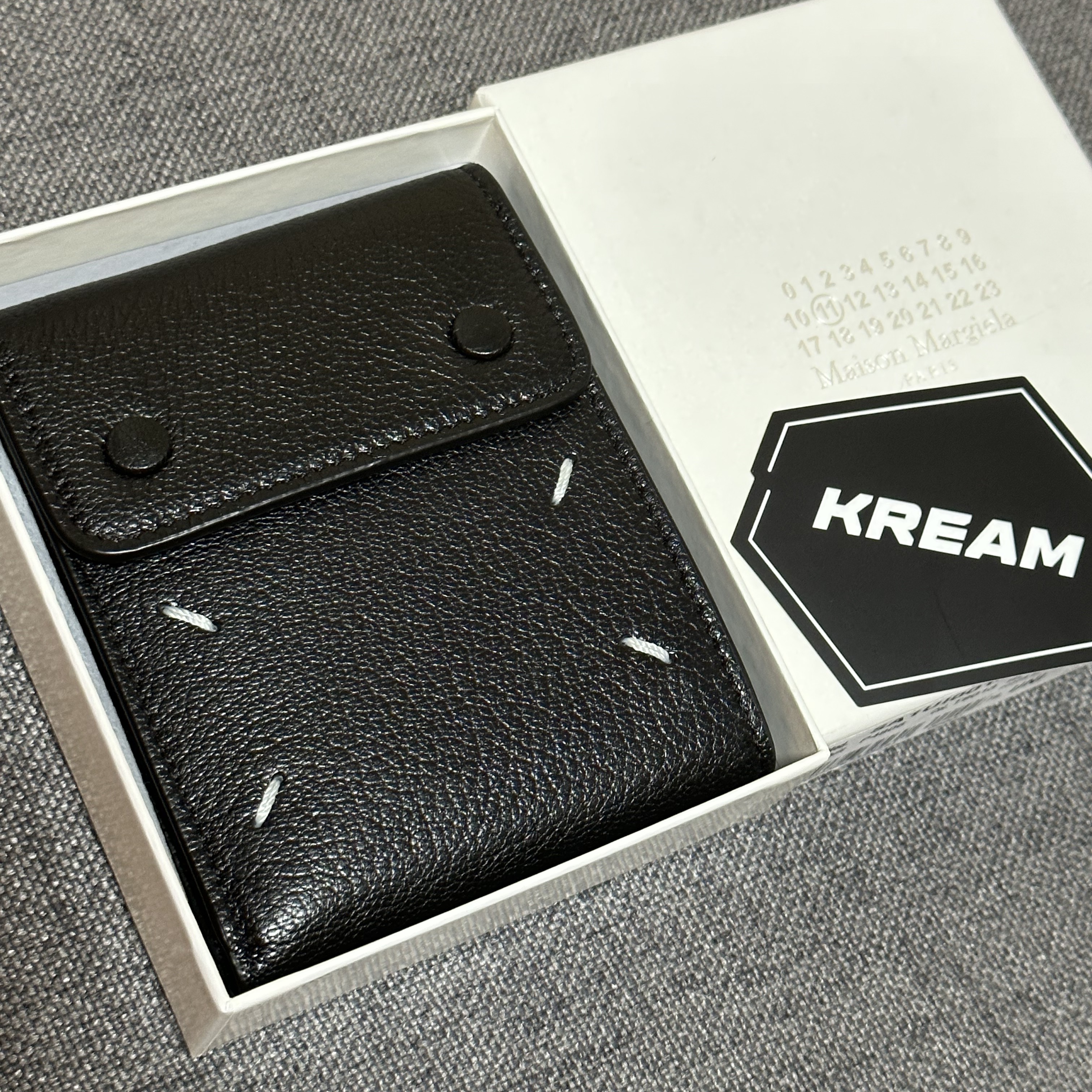 Maison Margiela Snap Closure Bi-Fold Wallet Black 착용 스타일