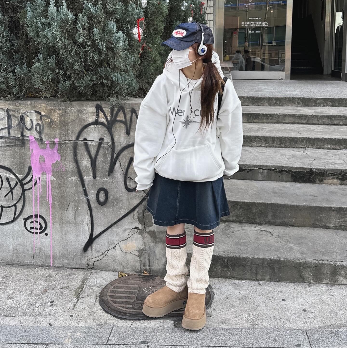 (W) UGG Classic Sweater Letter Boots Chestnut 착용 스타일 - 3