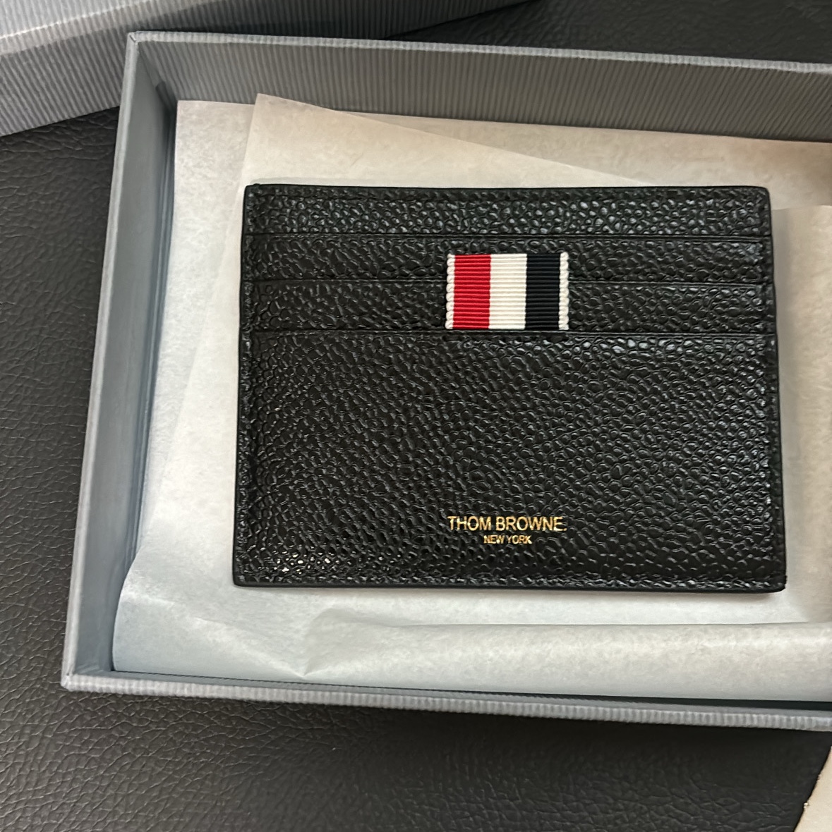 Thom Browne Pebble Grain Leather Stripe Note Compartment Card Holder Black 착용 스타일