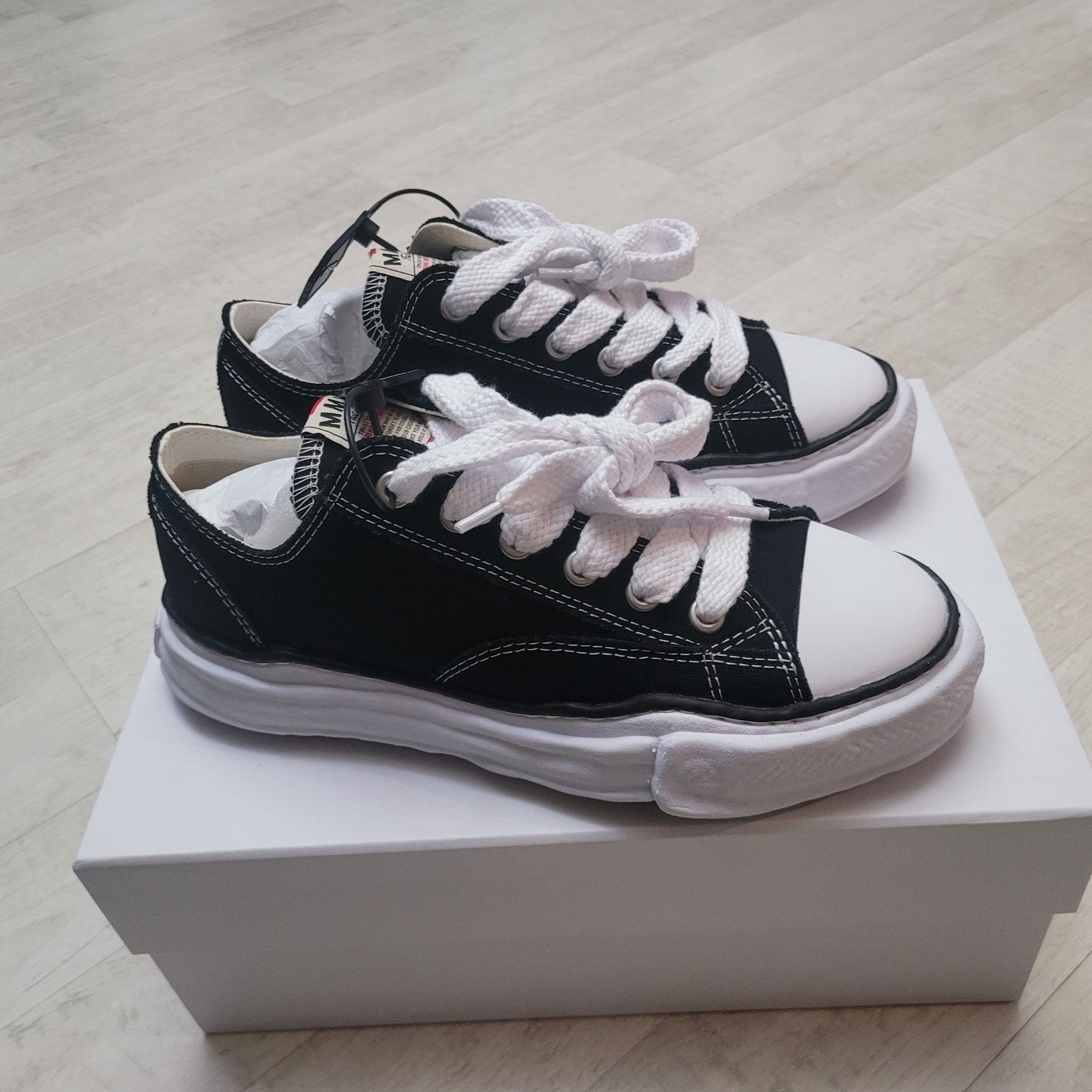 Maison Mihara Yasuhiro Peterson OG Sole Canvas Low Sneakers Black 착용 스타일 - 1