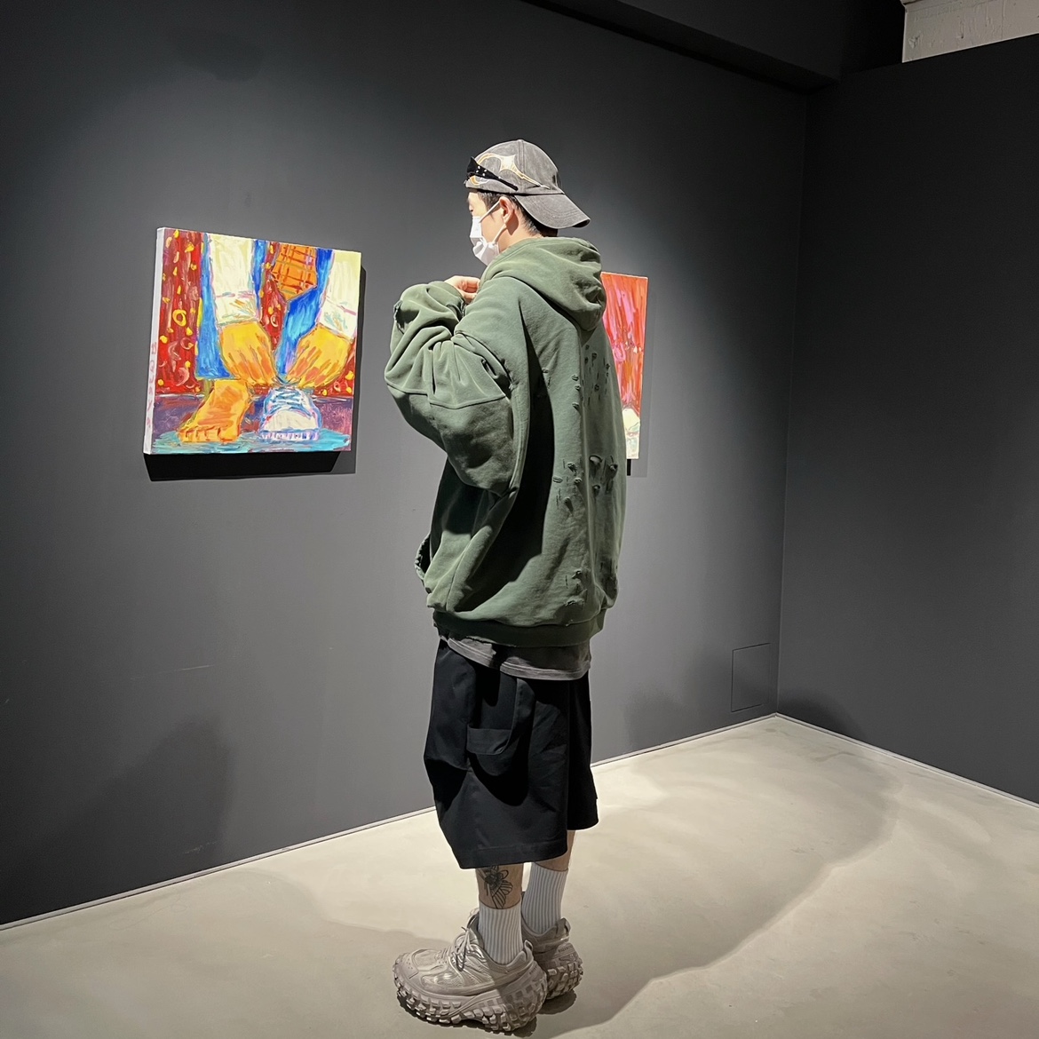Balenciaga Destroyed Hoodie Black White, Nonnod Alpine Carpenter Shorts Matt Black 착용 스타일
