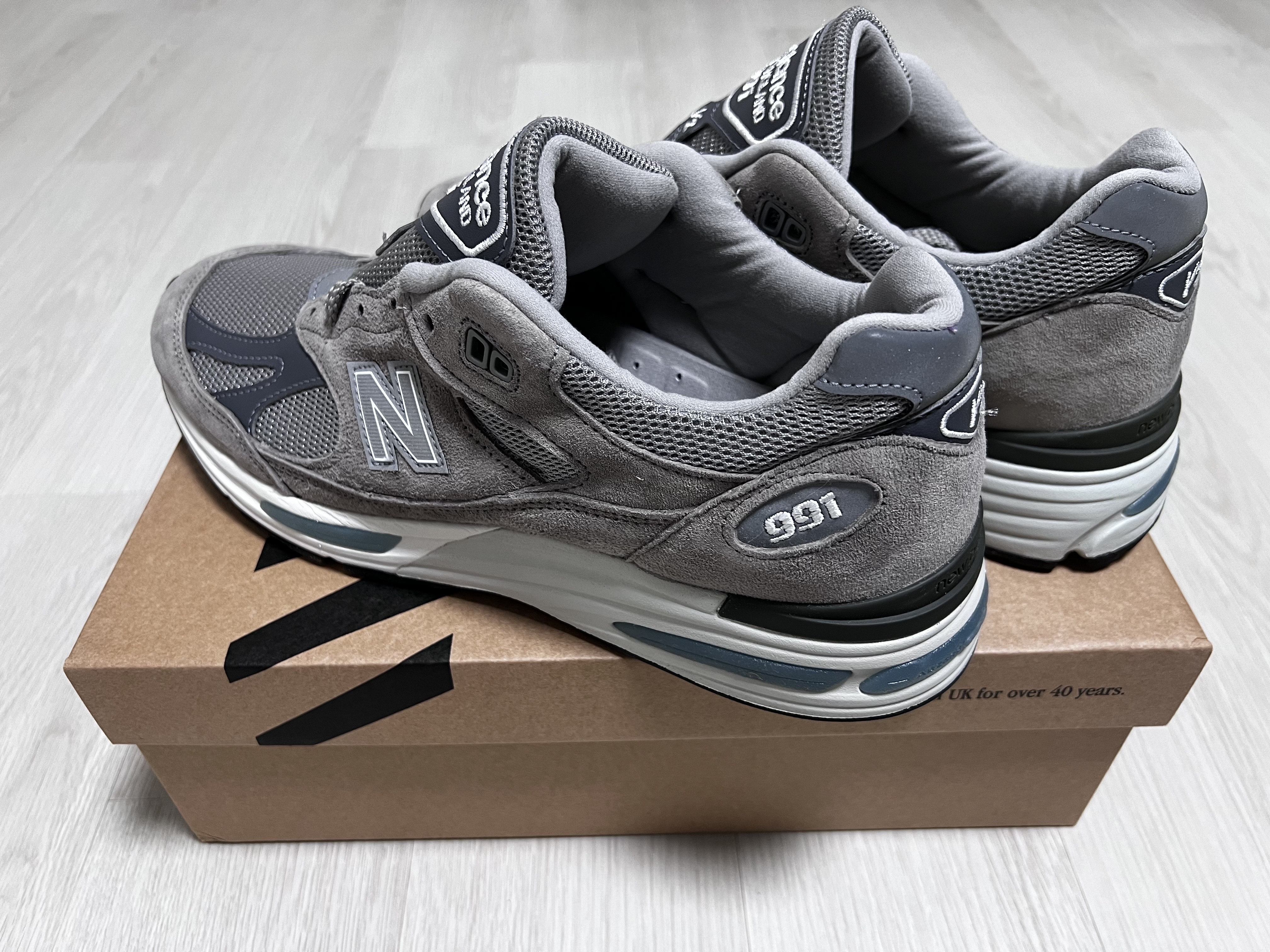 New Balance 991v2 Made in UK Rock Ridge Alloy Silver 착용 스타일 - 2