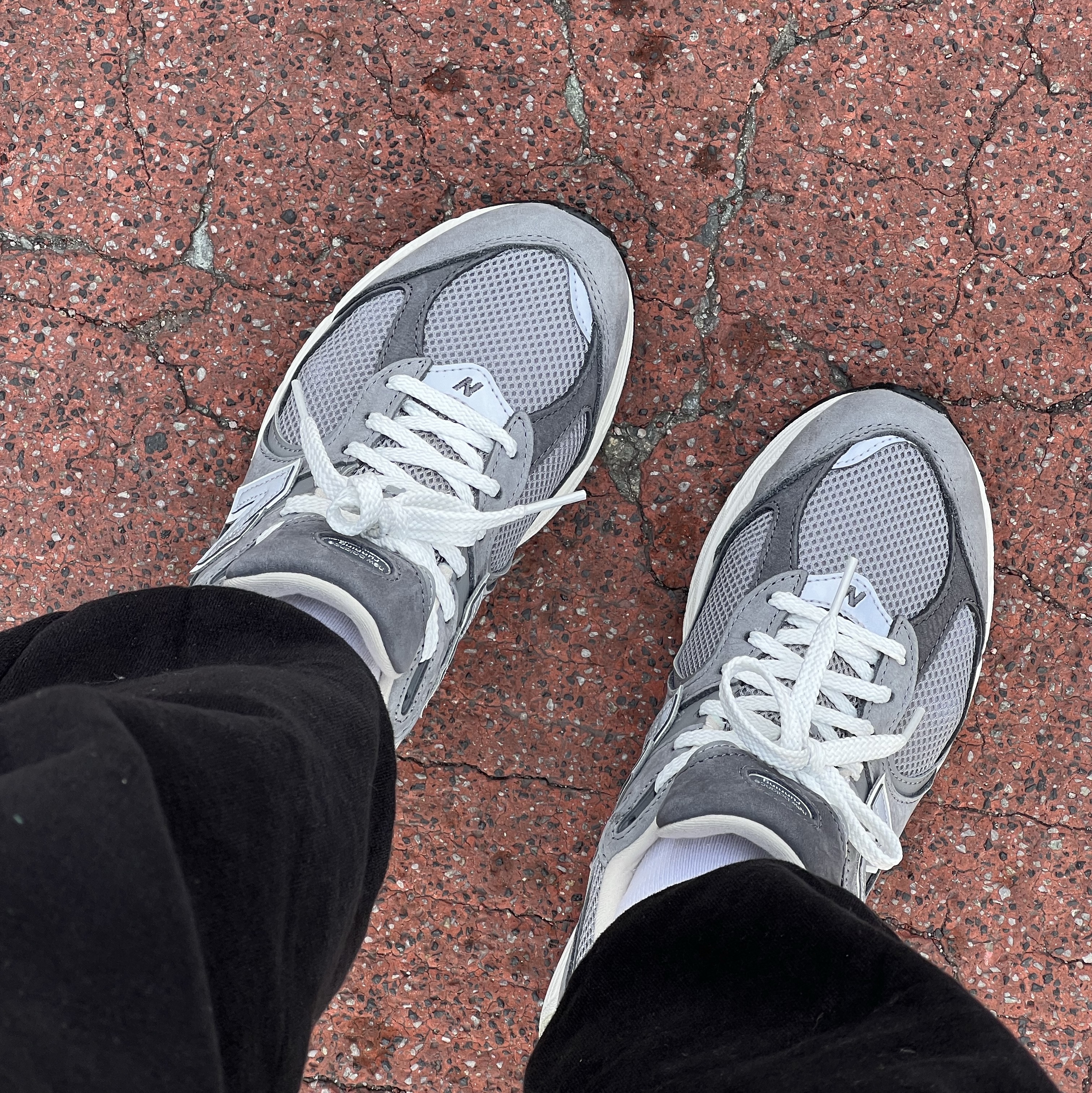 New Balance 2002R Premium Vintage Grey 착용 스타일 - 1