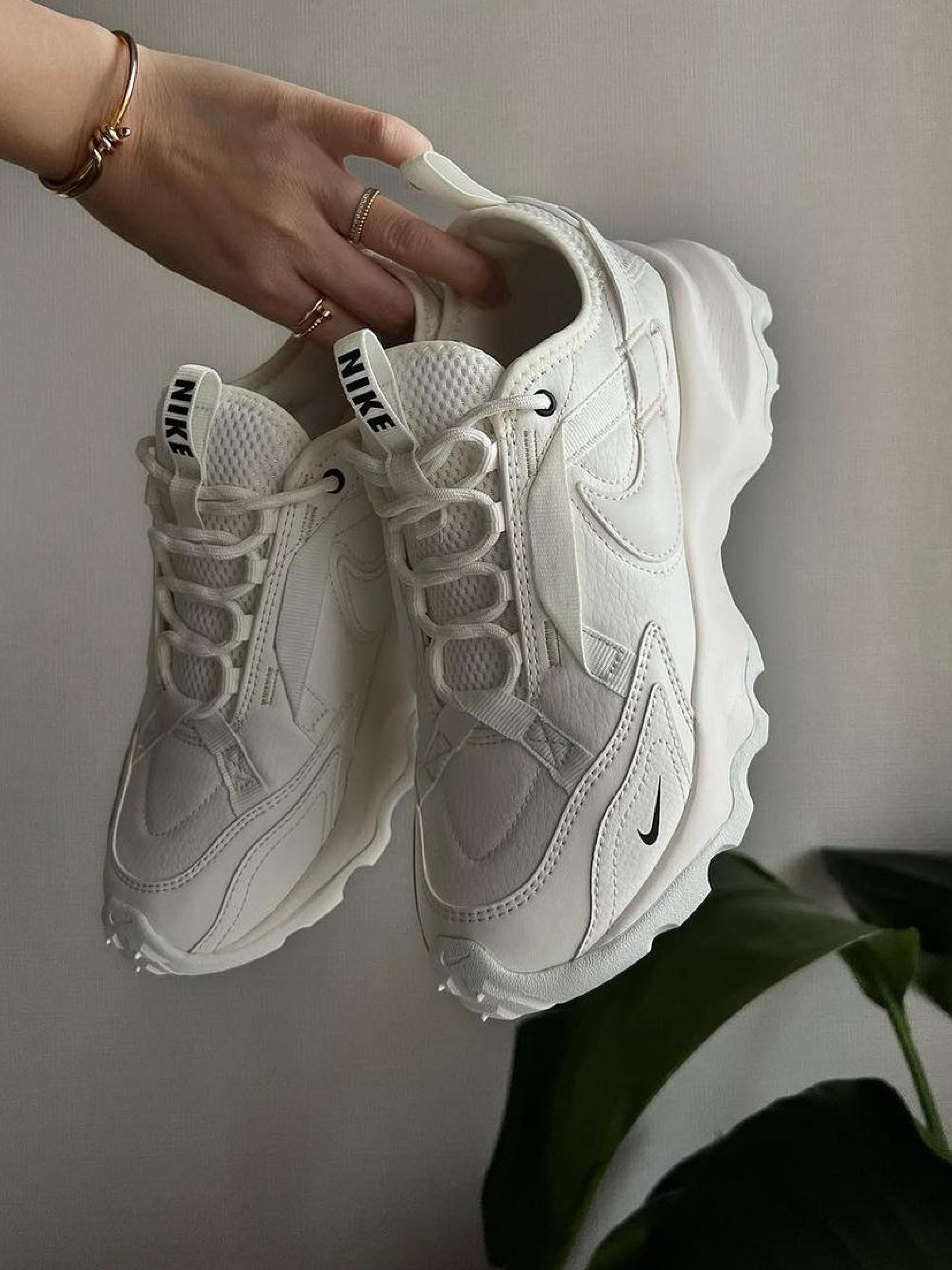 (W) Nike TC 7900 Summit White 착용 스타일 - 2