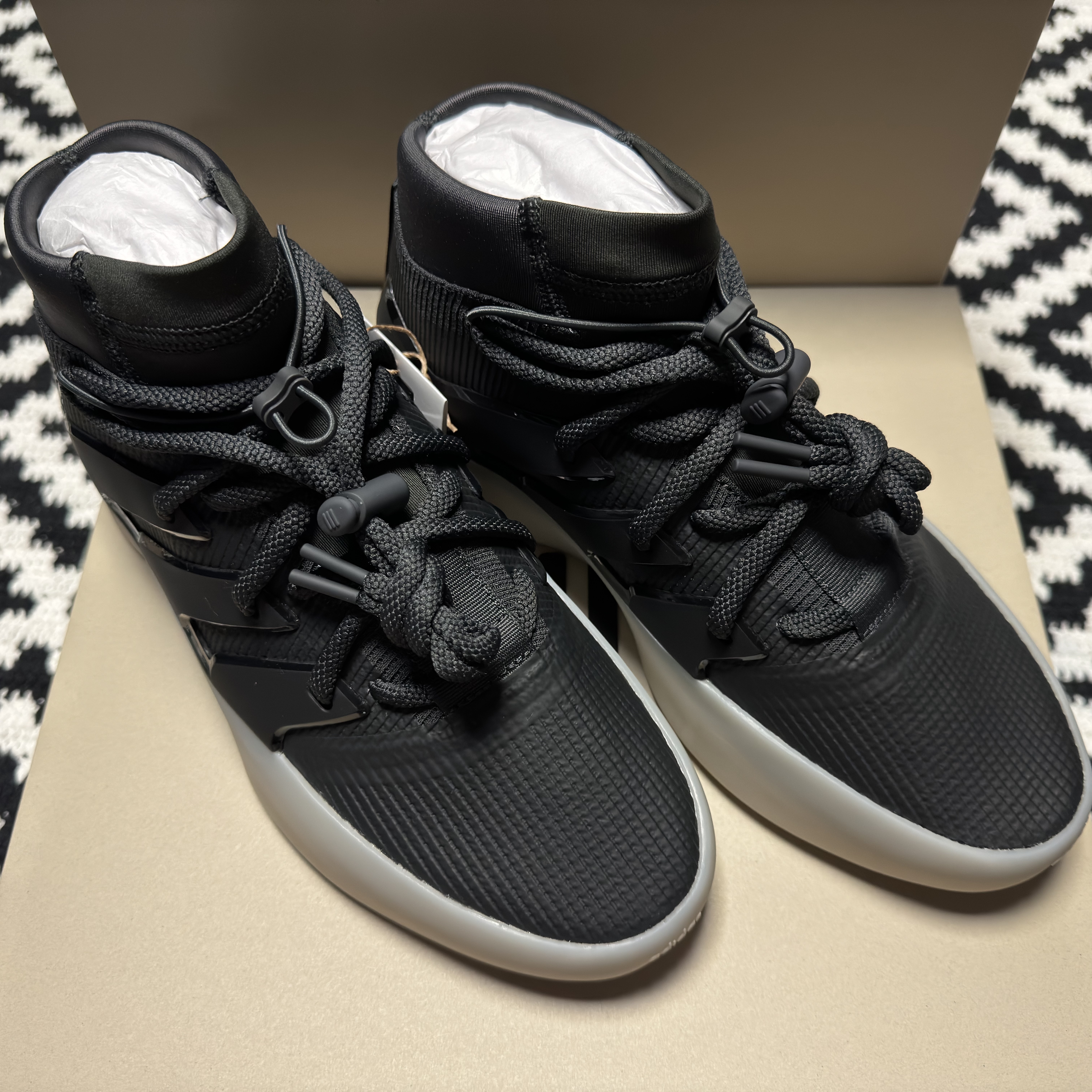 Adidas x Fear of God Athletics I Basketball Carbon 착용 스타일 - 1