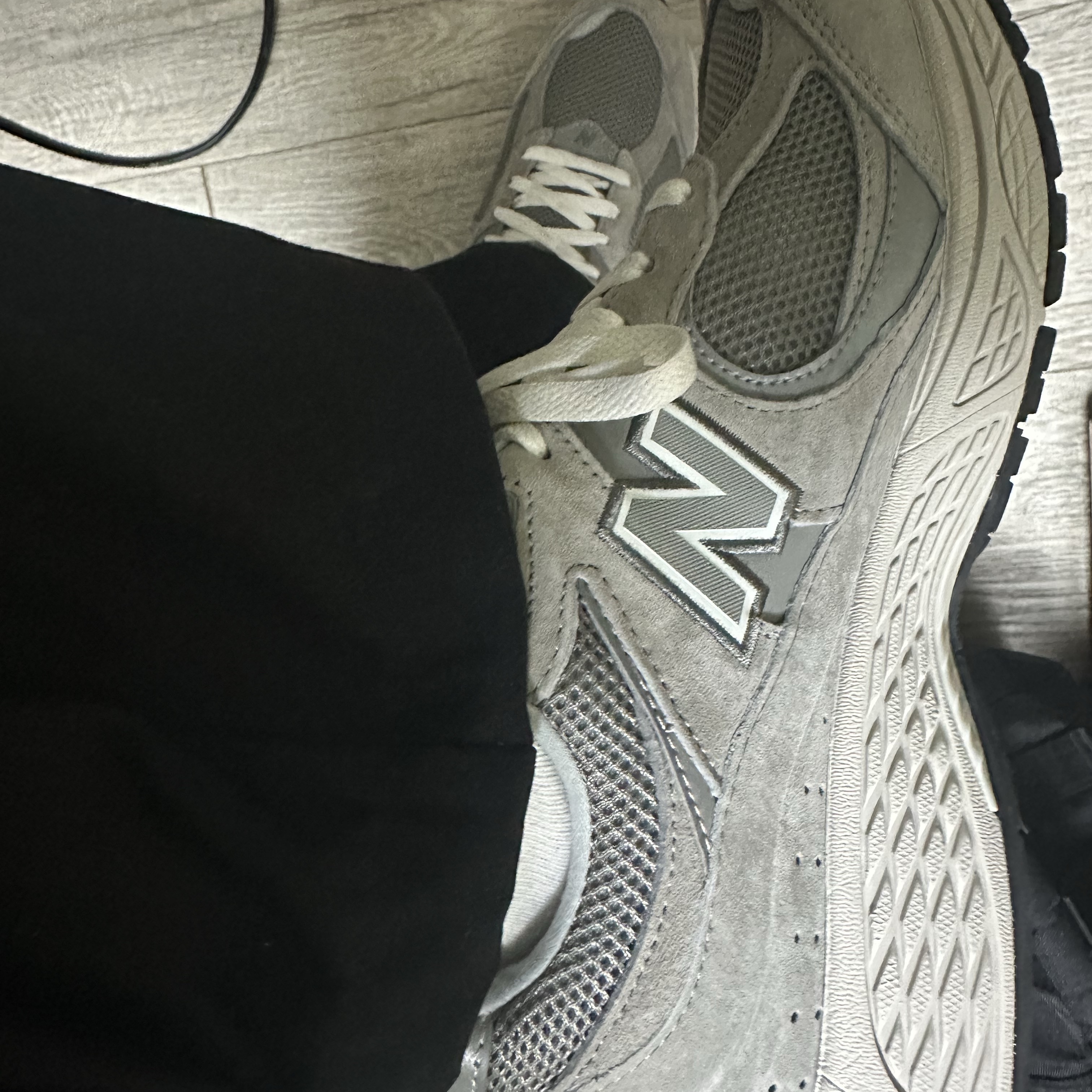 New Balance 2002R Grey 착용 스타일