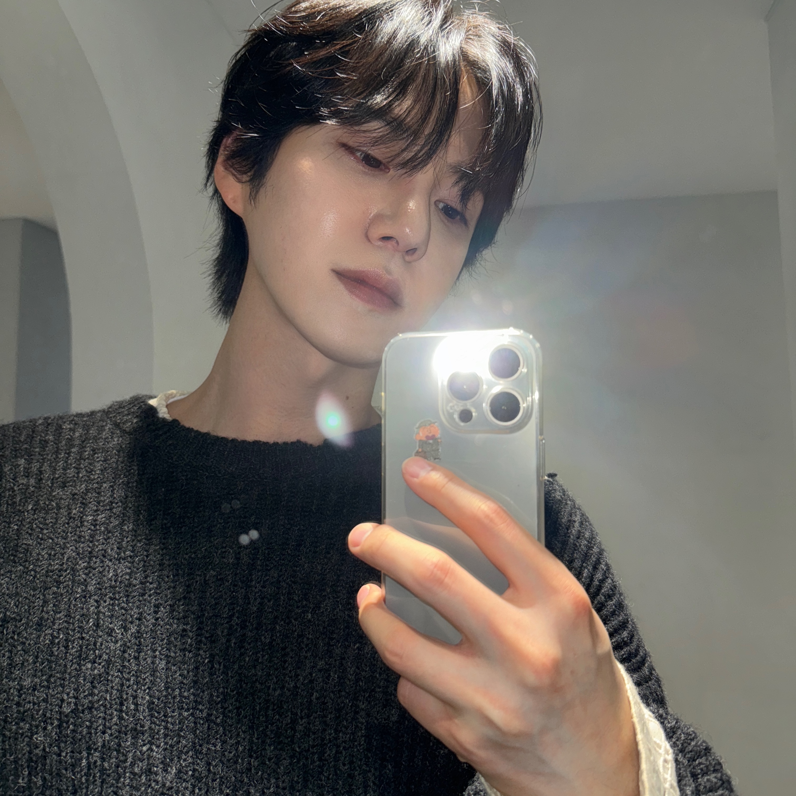 STU Destroyed Knit Charcoal with Name Tag 착용 스타일 - 1