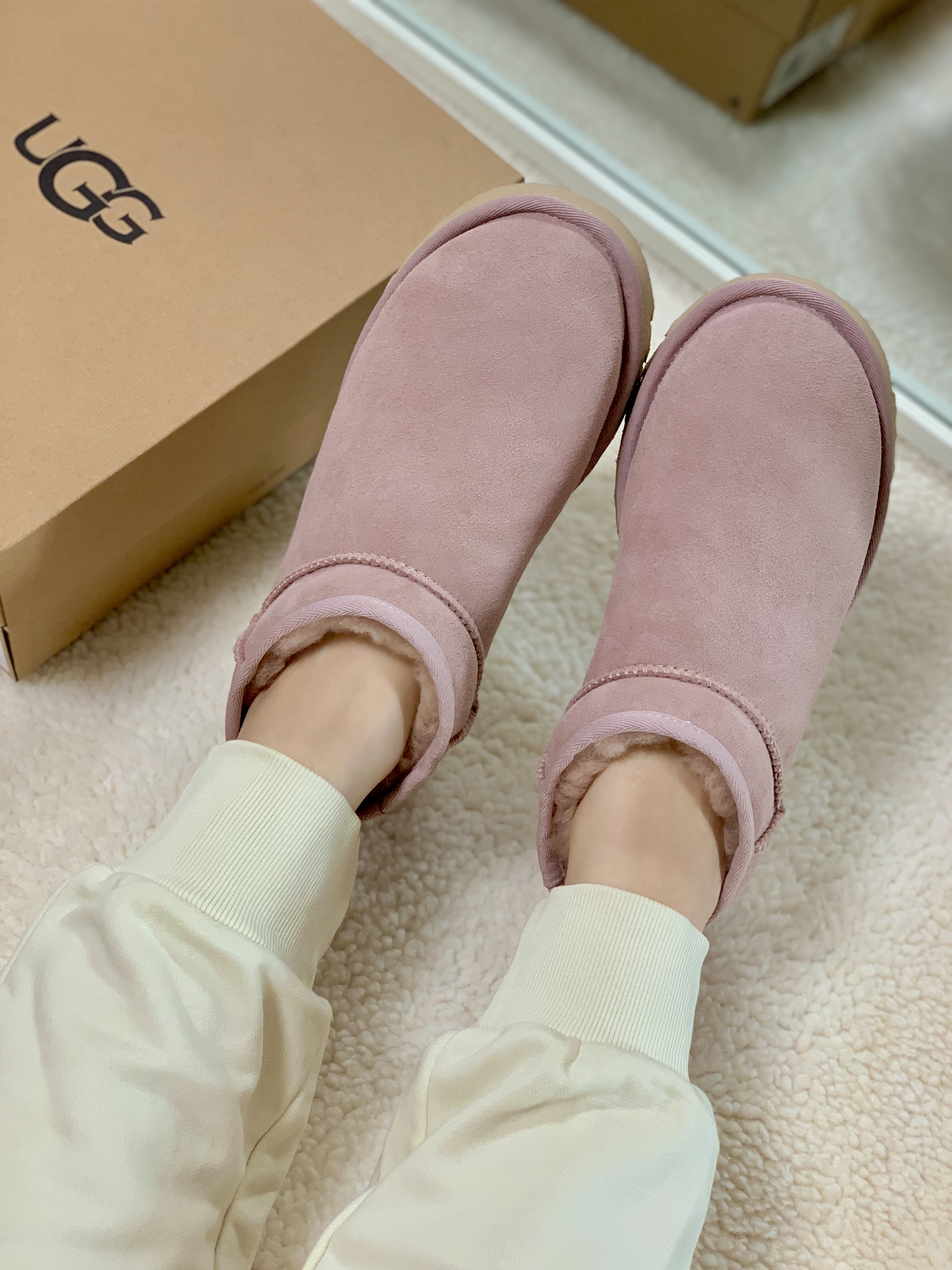 (W) UGG Classic Ultra Mini Rose Grey 착용 스타일 - 2
