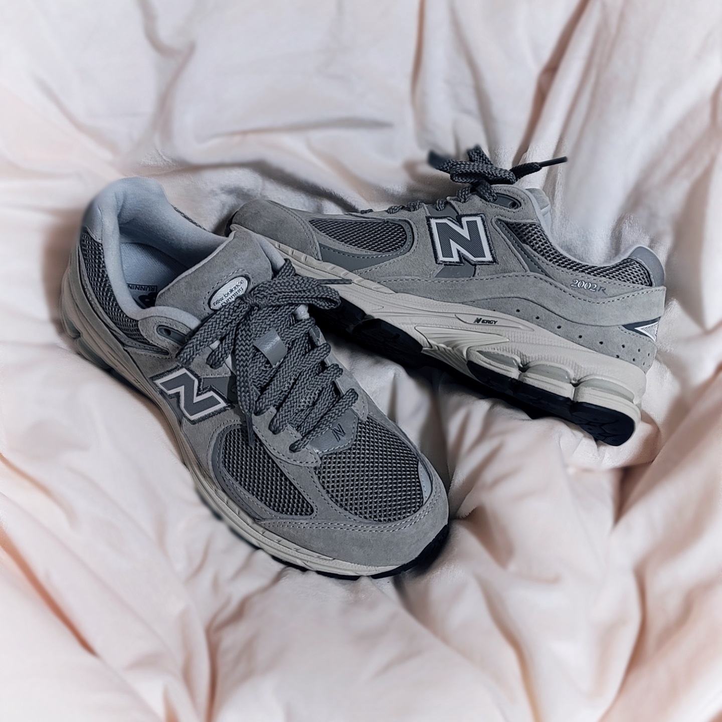 New Balance 2002R Grey 착용 스타일