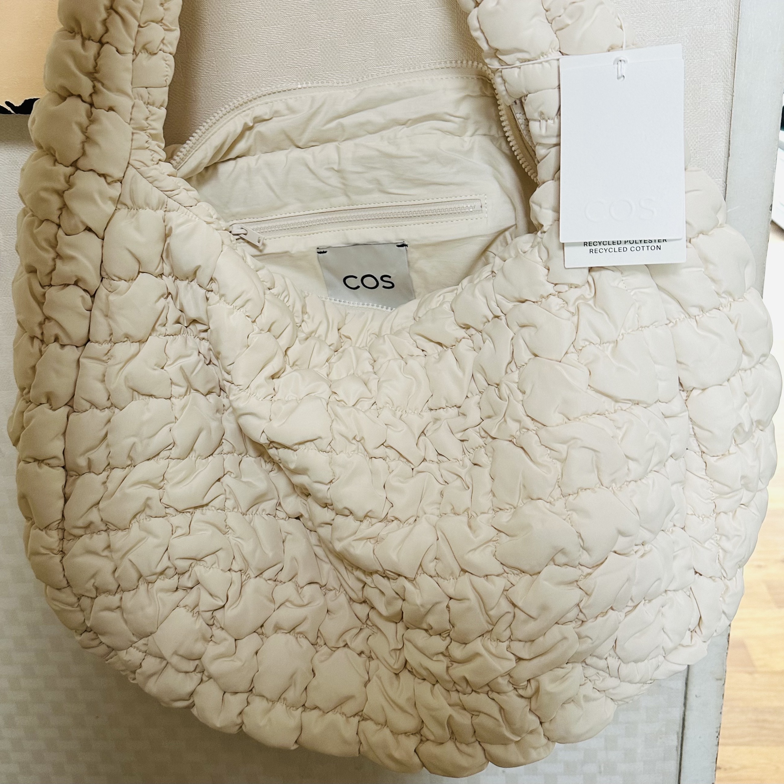 COS Quilted Oversized Shoulder Bag Off White Light Beige 착용 스타일