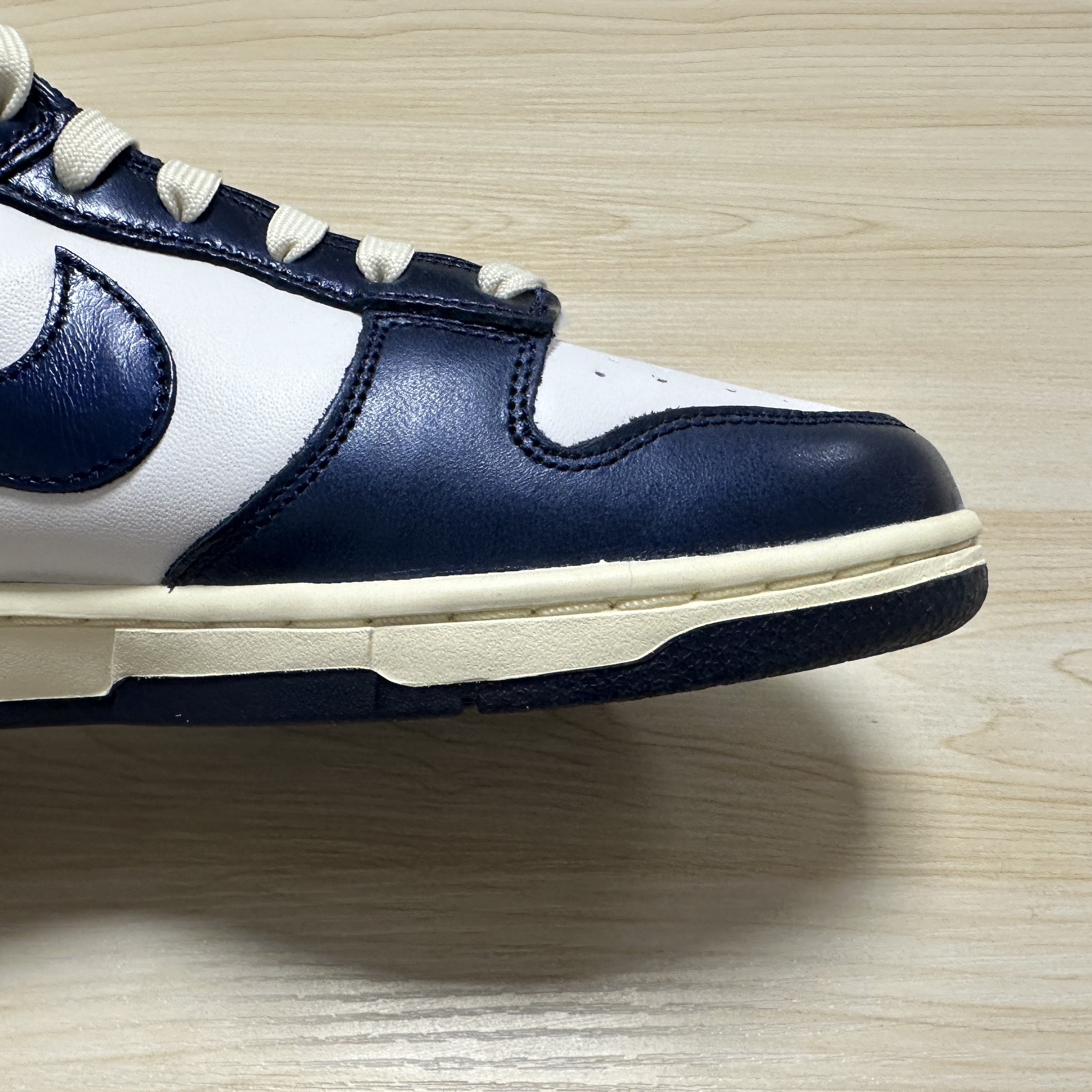 (W) Nike Dunk Low PRM Midnight Navy and White 착용 스타일 - 1