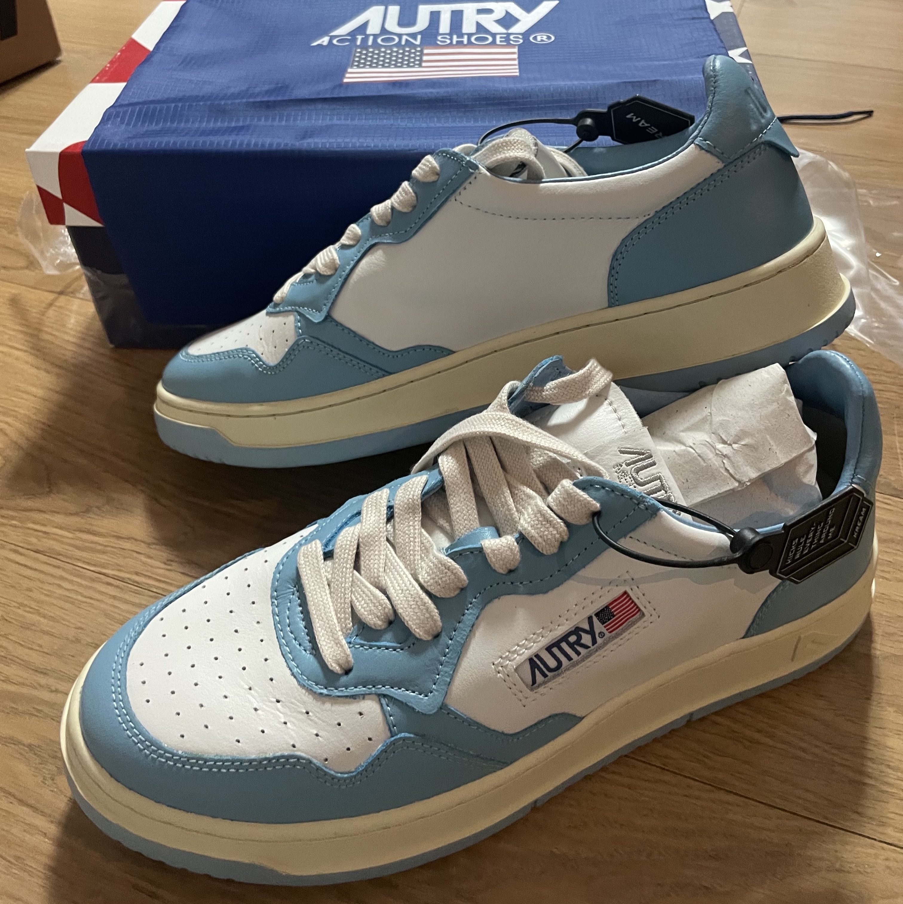 Autry Medalist Low Leather Sneakers Light Blue White 착용 스타일