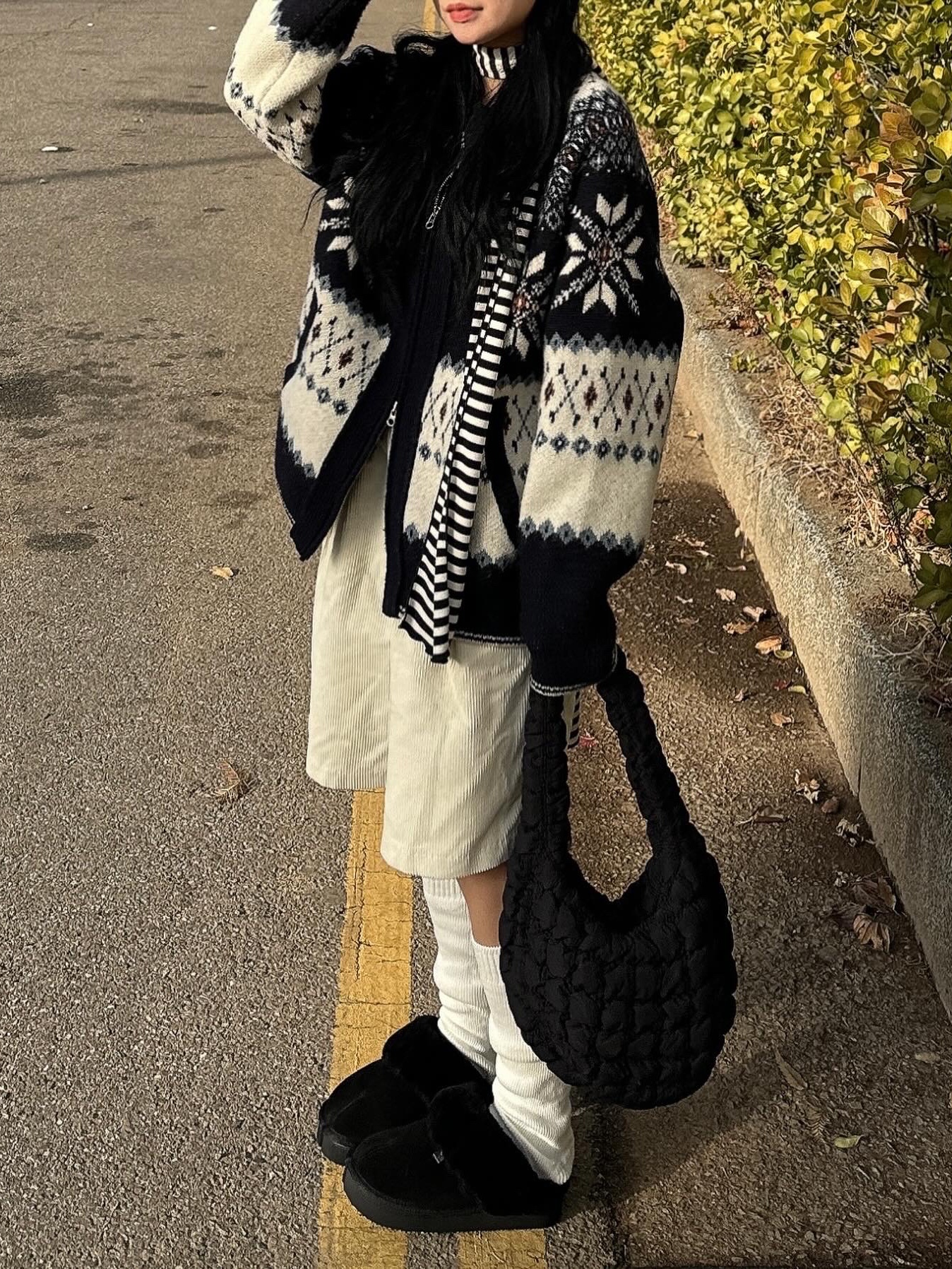 Millo Women Snow Jaquard Knit Zip-up Ivory, COS Quilted Mini Bag Black 착용 스타일 - 5