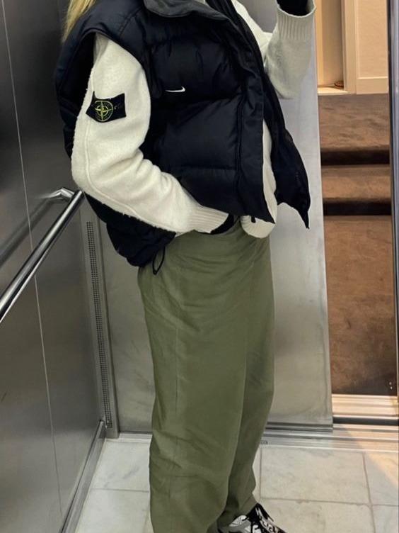 Stone Island 554D9 White Frost Treatment Crewneck Knit Powder Blue - 21SS, Stone Island 543B2 Soft Cotton Knit Cardigan Sage Green - 23SS 착용 스타일 - 6