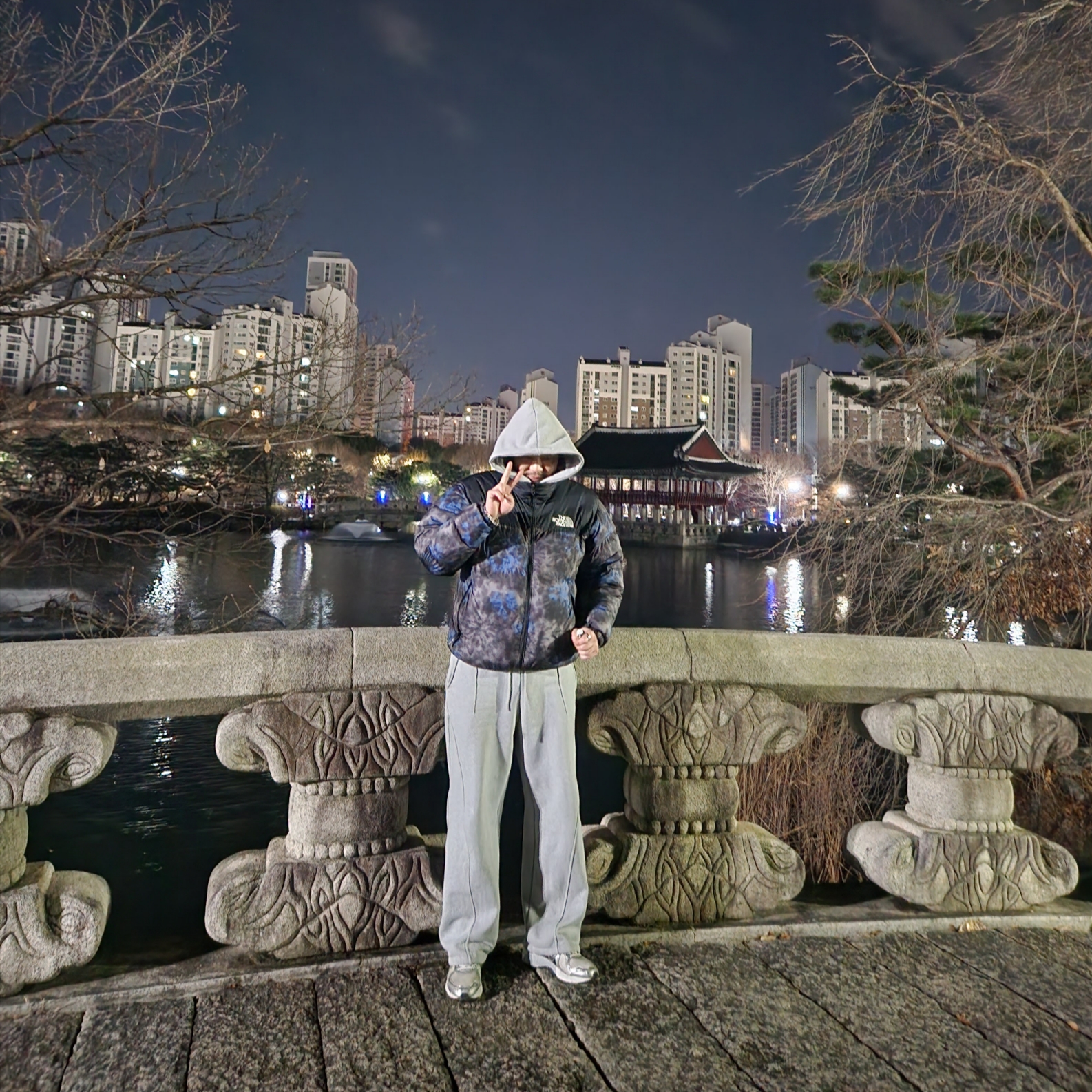 New Balance 860v2 White Black, The North Face 1996 Novelty Nuptse Jacket Deep and Deep Navy 착용 스타일 - 1